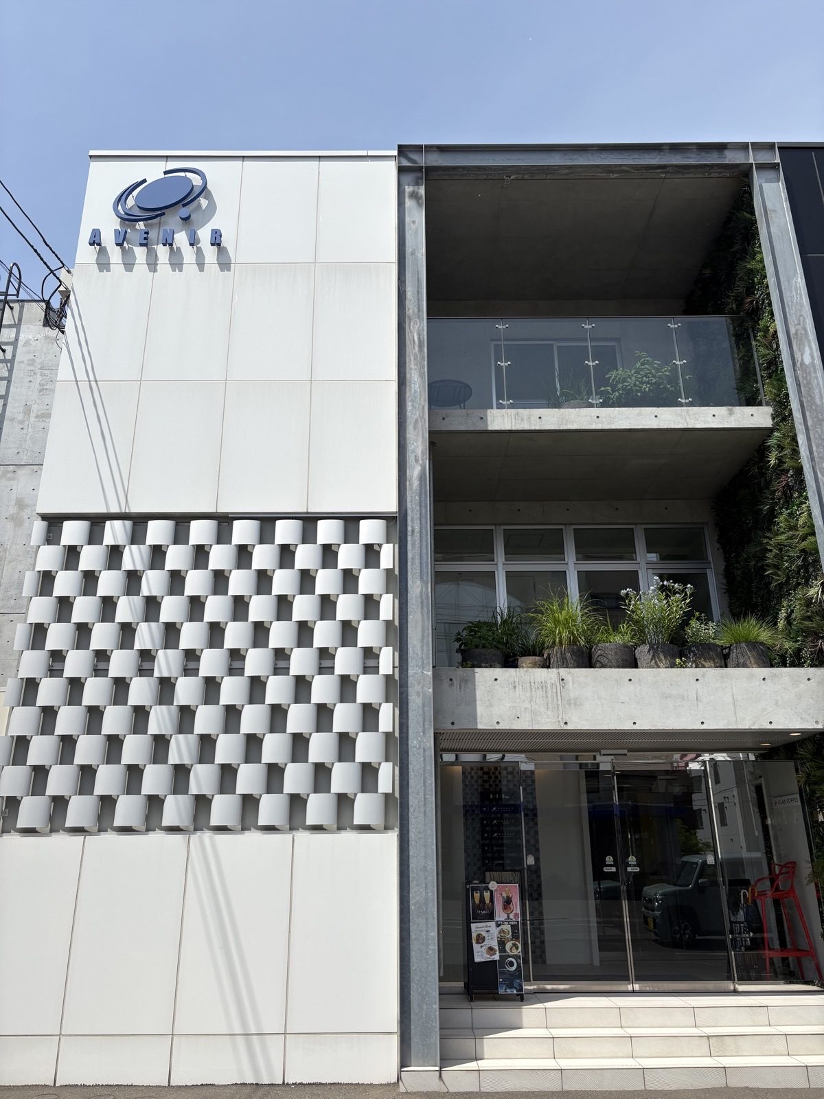 札幌AVENIRビルの全景と看板