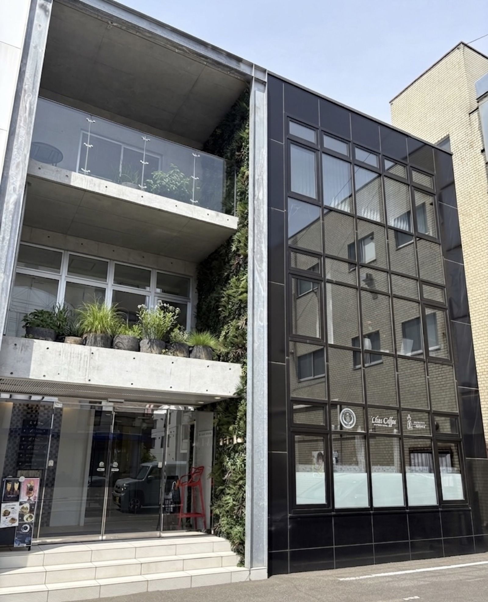 AVENIRビル横顔とLilas Coffeeの看板