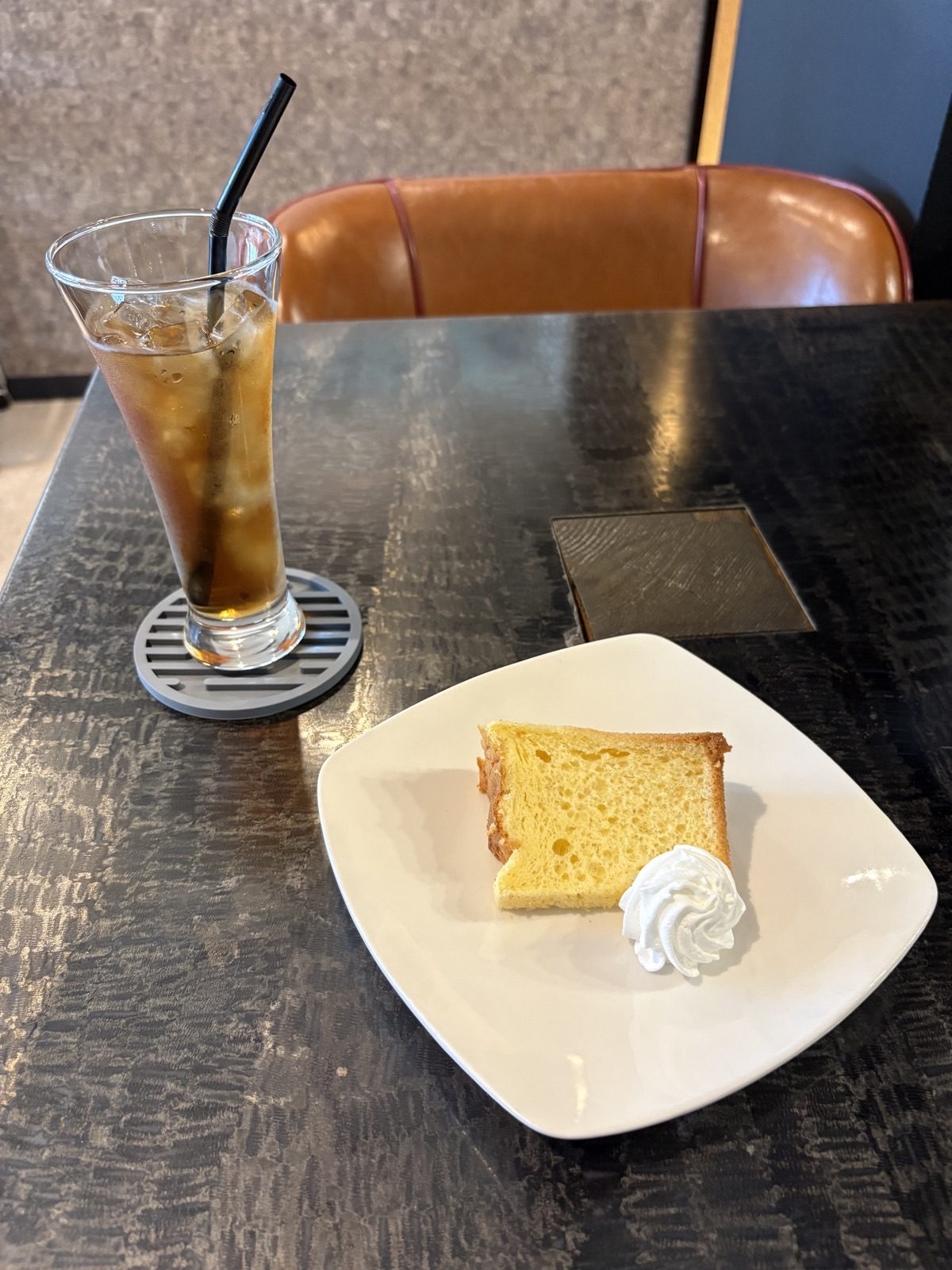 Lilas Coffeeのランチセットのシフォンケーキとアイスティー