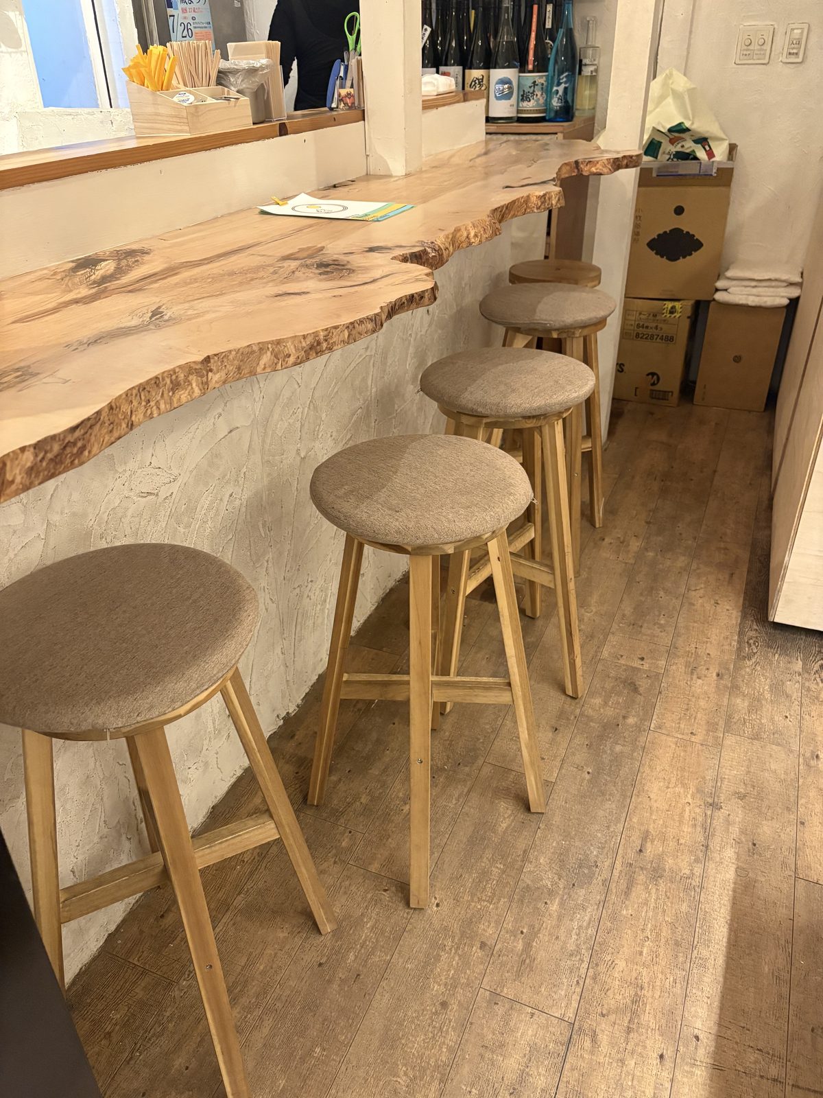LUNA&LAPIN店内。一枚板のロングカウンターと木のスツール
