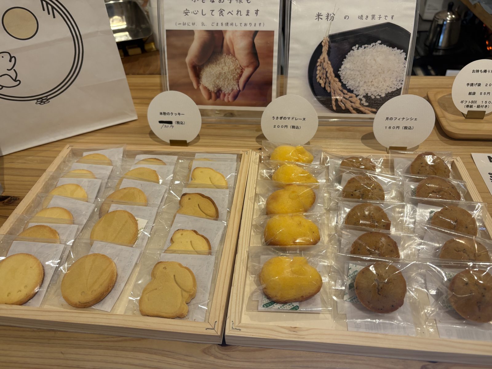 LUNA&LAPINのショーケース。うさぎ型の米粉クッキーやうさぎのマドレーヌ、月のフィナンシェが並ぶ