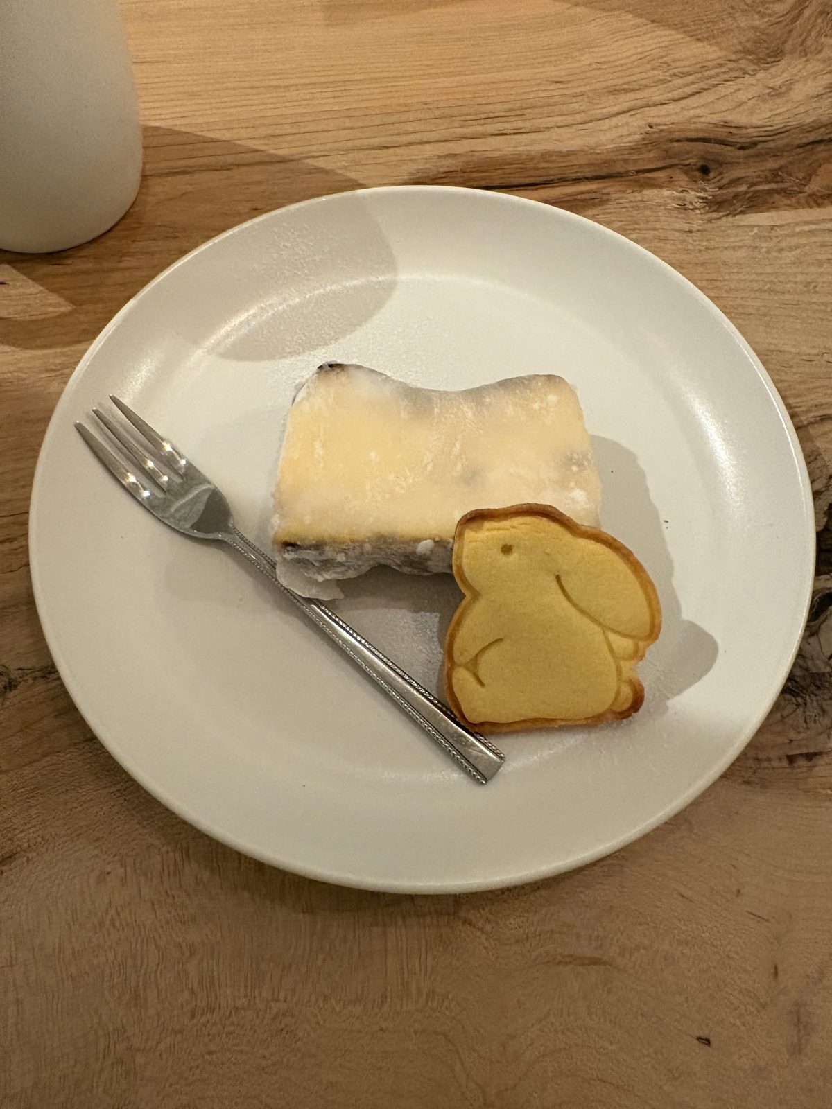 LUNA&LAPINの淡月バスクチーズケーキのアップ。求肥でもっちり包まれている