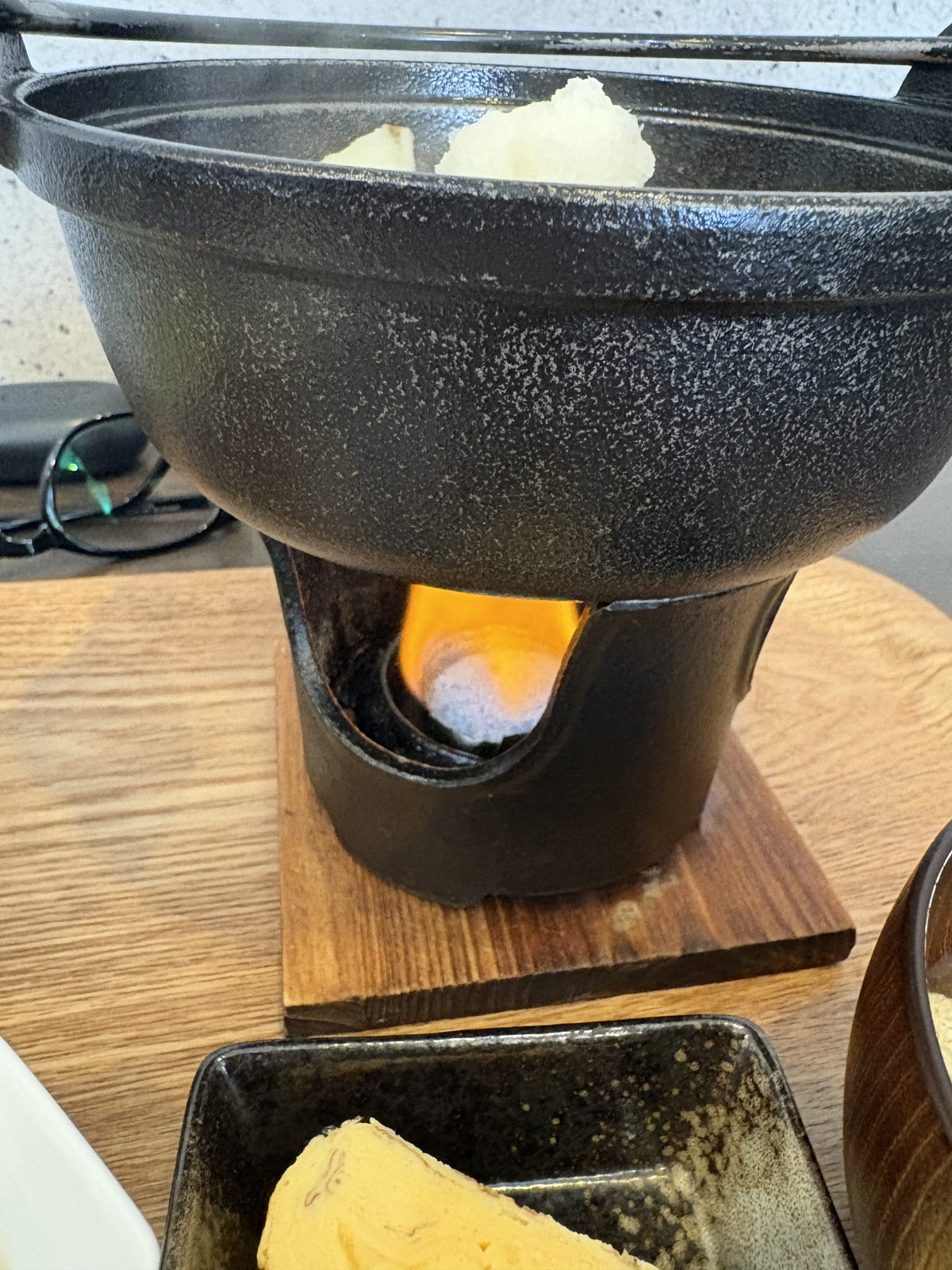 鉄鍋の下で火がついたまま運ばれてくる和風おろしハンバーグ