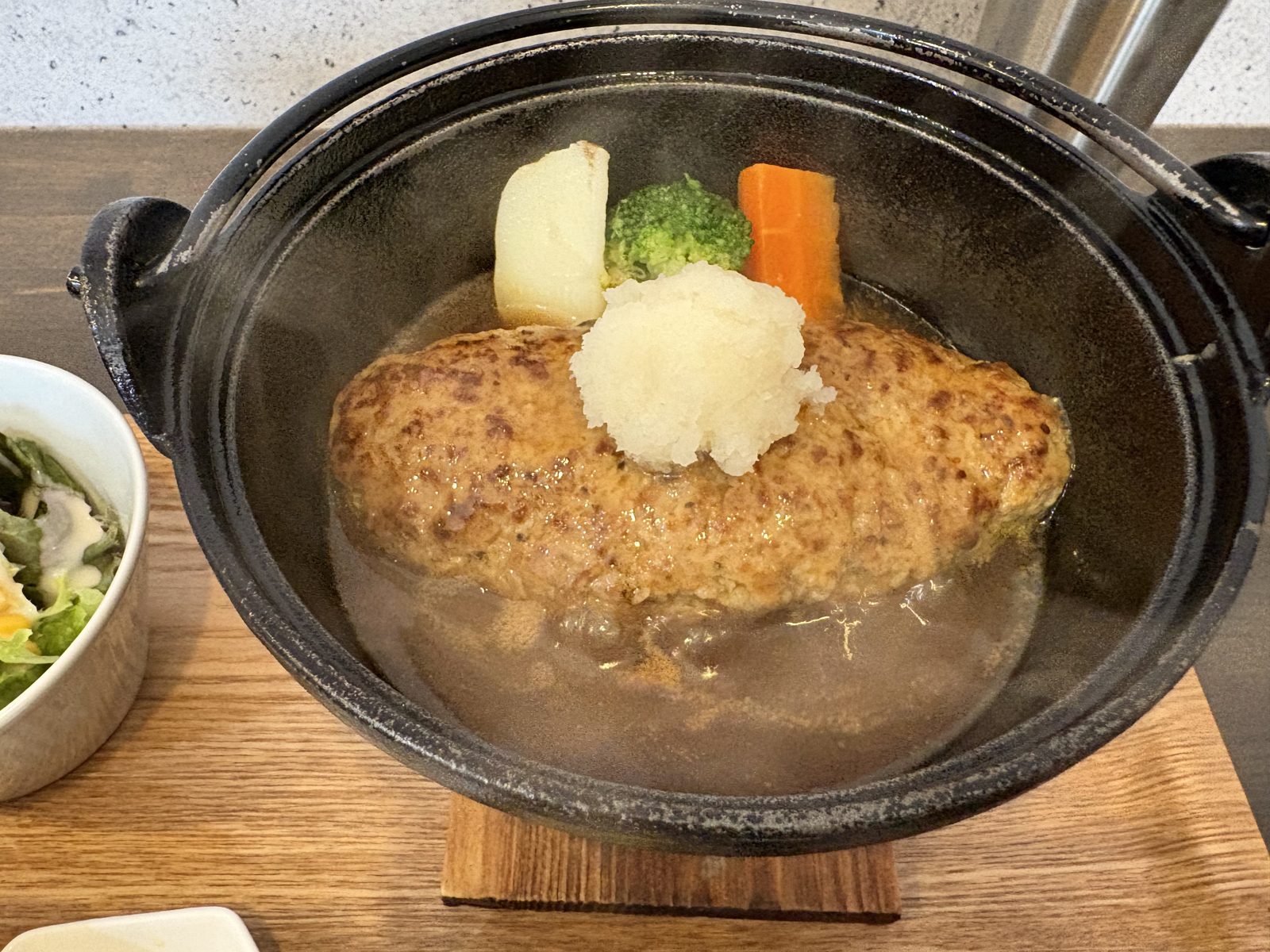 Café MARSEILLEの和風おろしハンバーグ。鉄鍋の中で大根おろしと温野菜がのっている