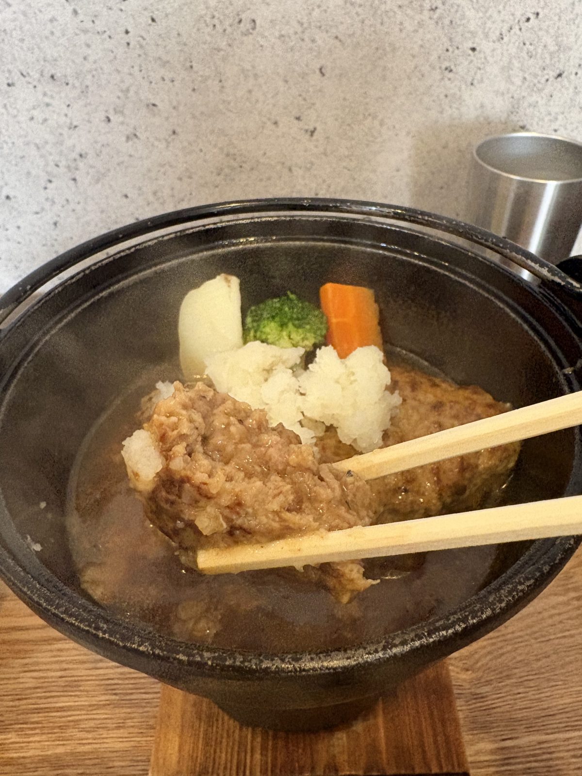 箸でハンバーグを持ち上げたところ。肉汁があふれている