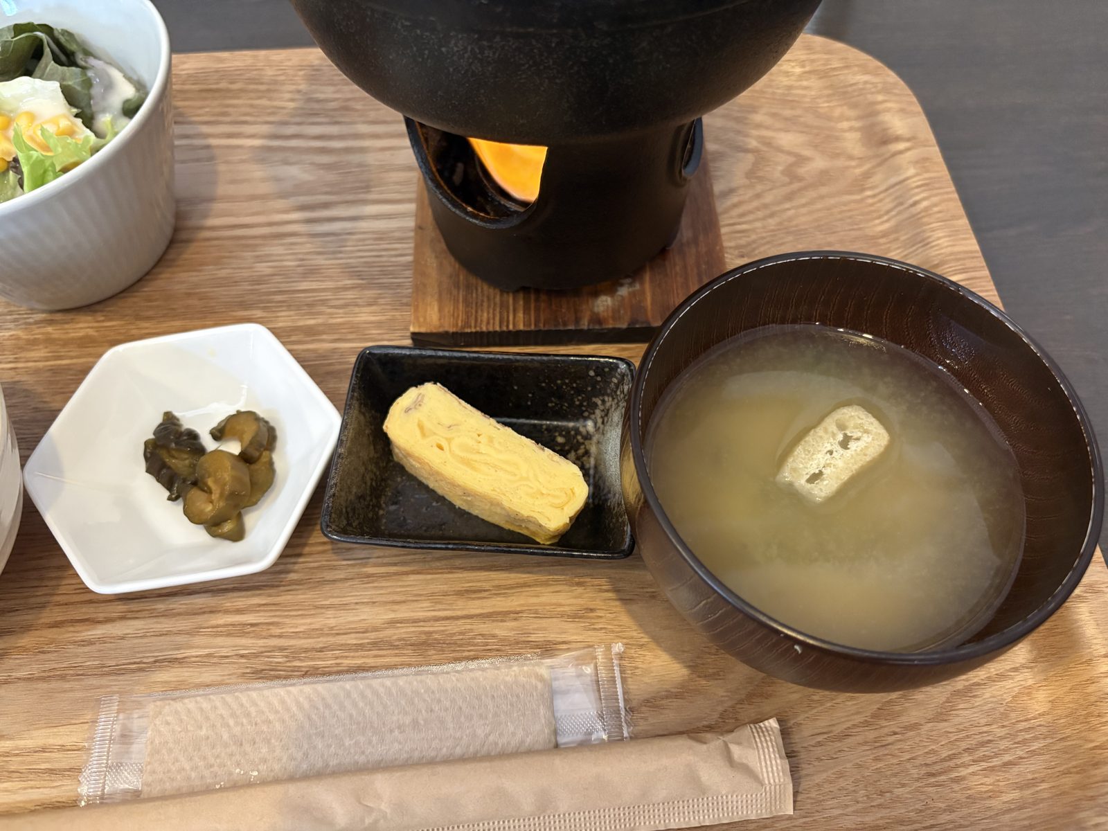 鉄鍋に入ったまま運ばれてきた和風おろしハンバーグ。湯気が立っている