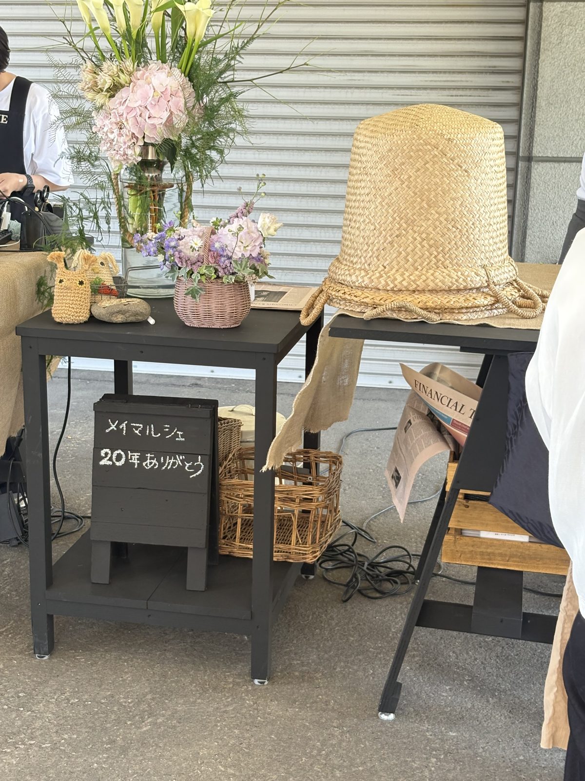 「メイマルシェ 20年ありがとう」と書かれた黒板と、お花のディスプレイ