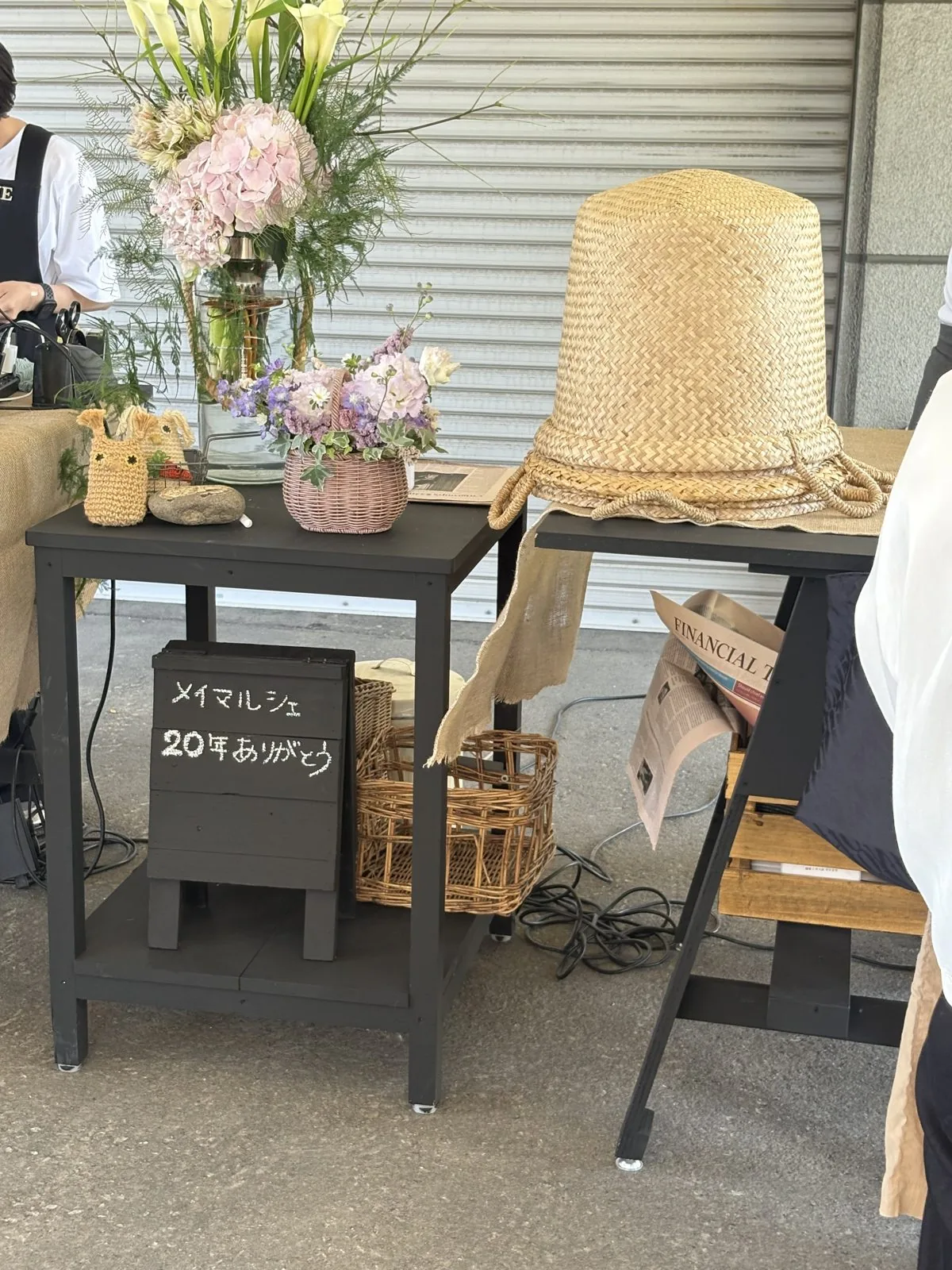 「メイマルシェ 20年ありがとう」と書かれた黒板と、お花のディスプレイ