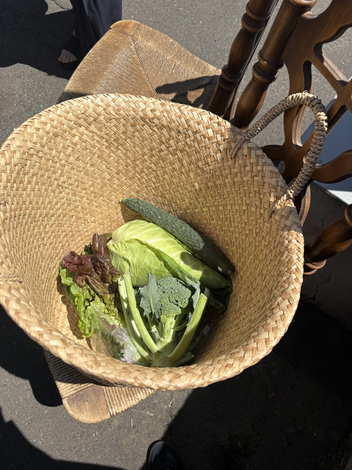用意されたおしゃれなかごに、選んだ野菜を入れて持ち歩く