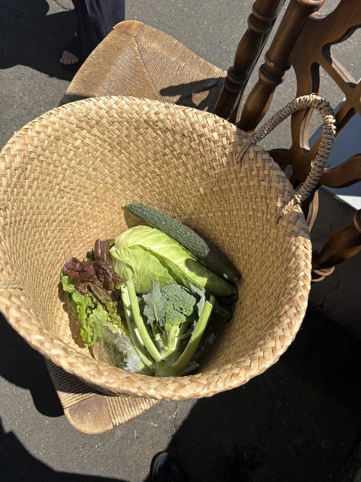 用意されたおしゃれなかごに、選んだ野菜を入れて持ち歩く
