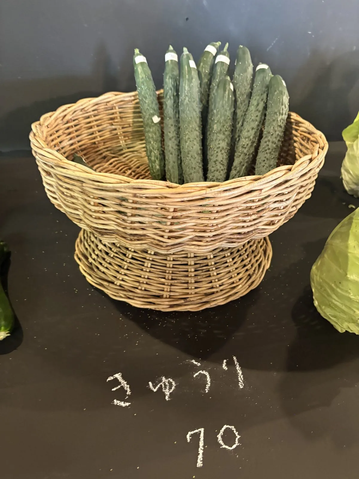 かごに立てて並べられた、いぼいぼが新鮮なきゅうり70円