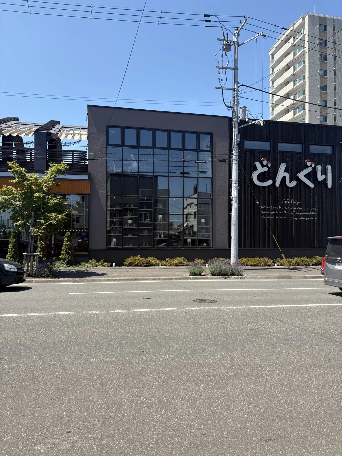 パン屋「どんぐり」の店舗外観。メイマルシェへはこの向かい側から入るのが正解