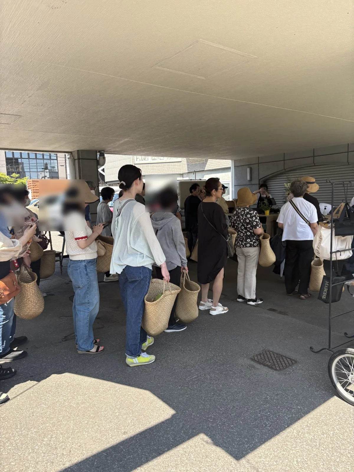 お会計の列に、メイマルシェの買い物かごを手に並ぶ人たち