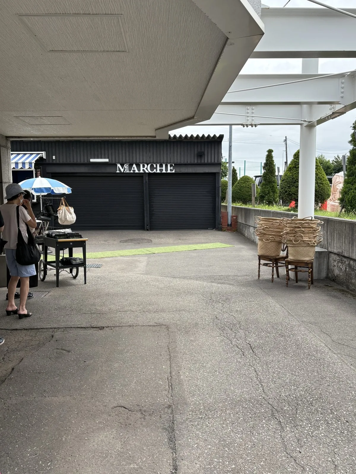 開店前のMaY MARCHE会場。テーブルが並ぶ準備の様子