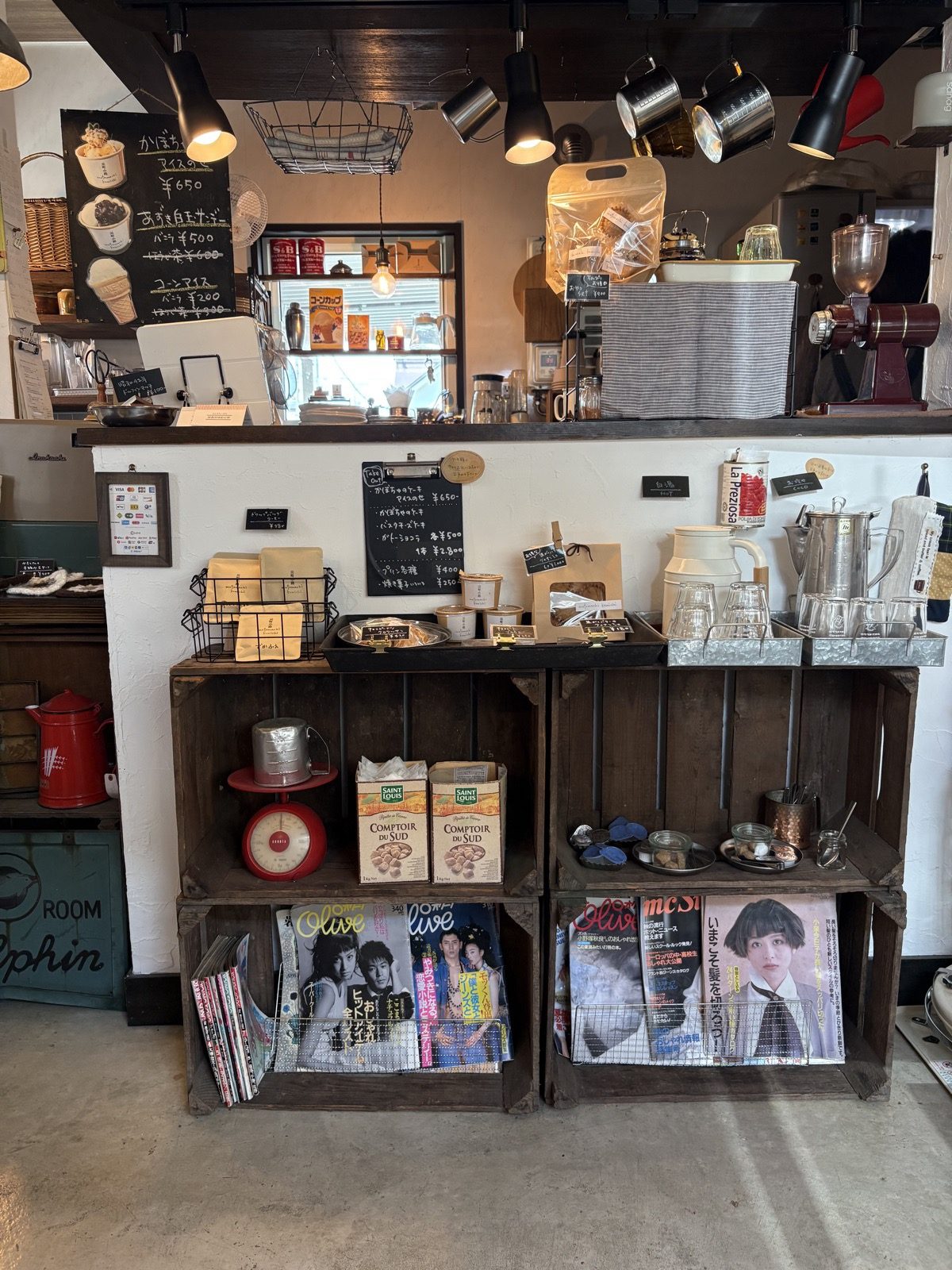 元町小路の店内カウンター。コーヒー器具やレトロな雑誌が並ぶ