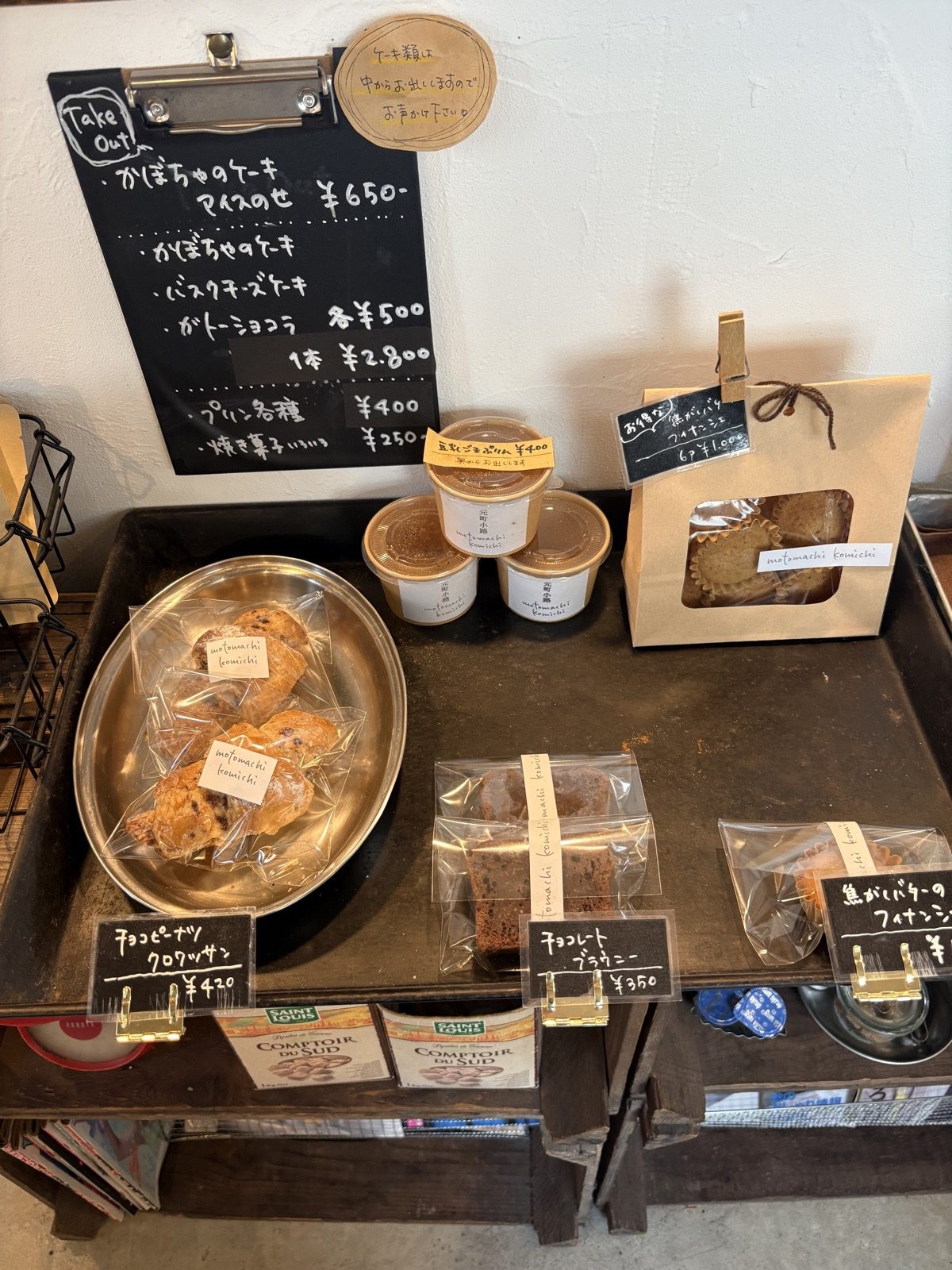 元町小路のテイクアウト焼き菓子コーナー。手書きの黒板メニュー