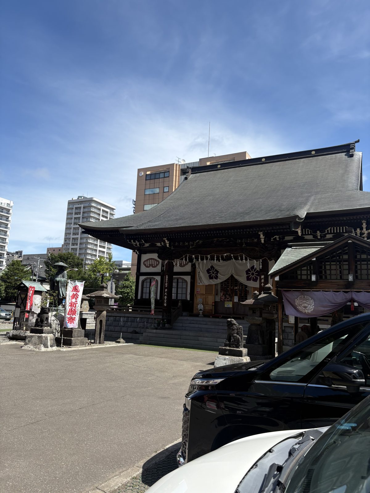 成田山札幌別院 新栄寺の境内。本堂と青空が広がっている