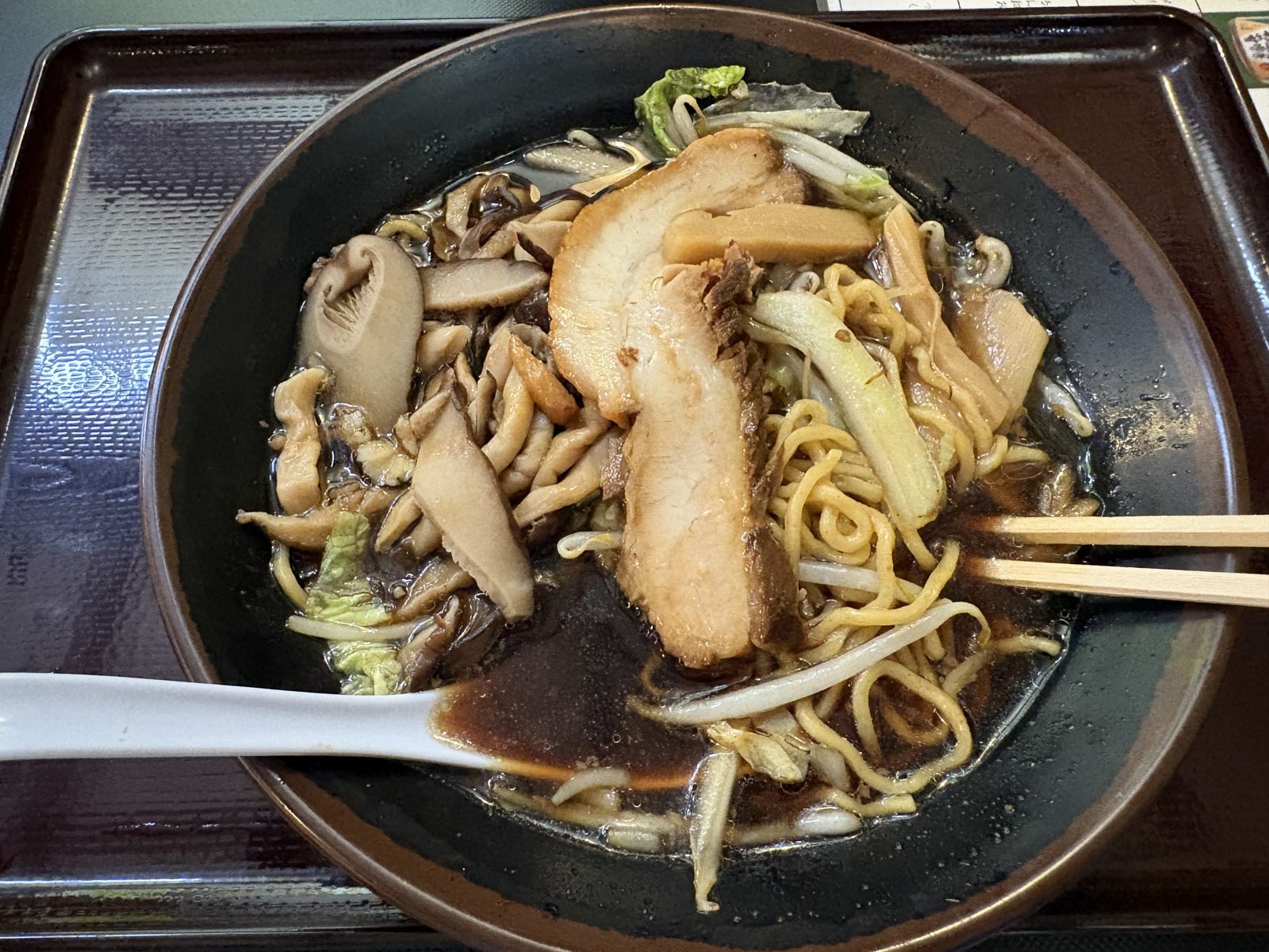 きのこ王国のきのこ醤油ラーメン。チャーシューときのこがたっぷり乗っている