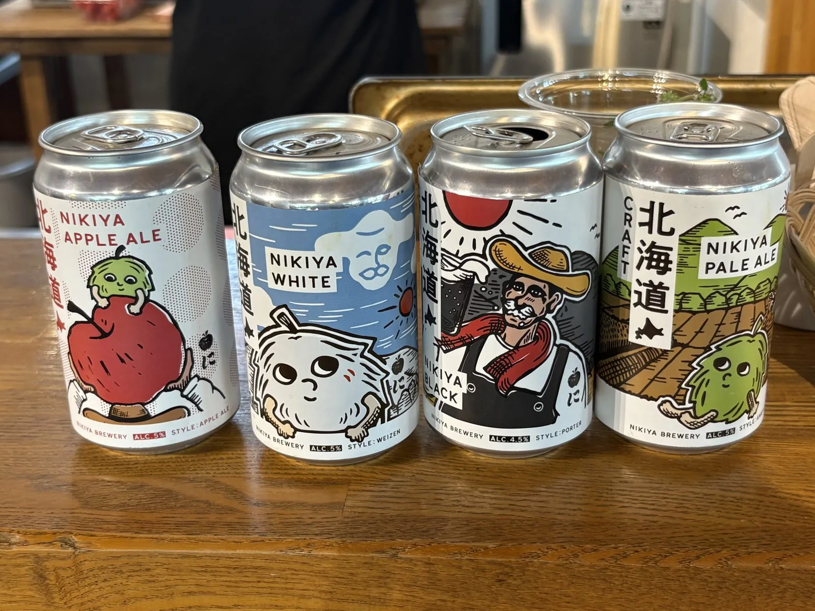 にきやオリジナルのクラフトビール缶が並ぶ様子