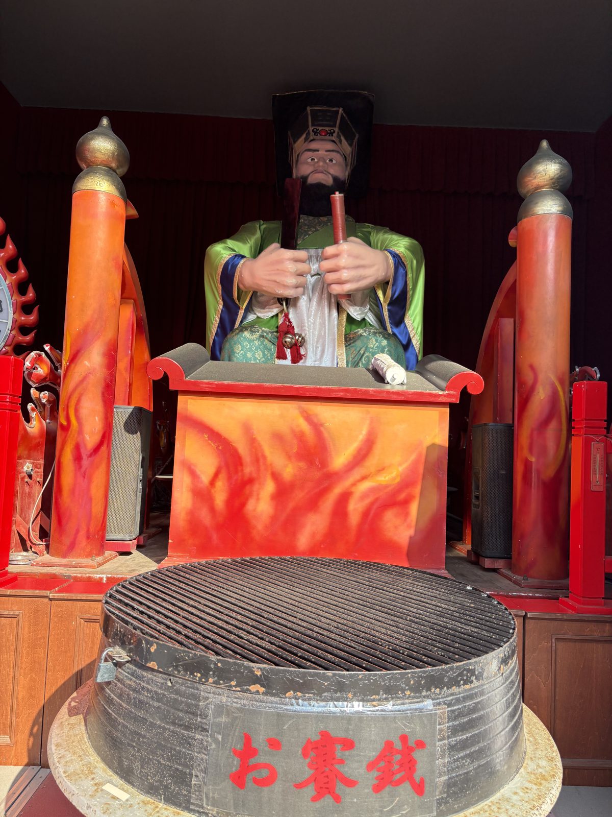 登別温泉街のからくり閻魔堂。赤い炎を背にした閻魔大王のからくり人形