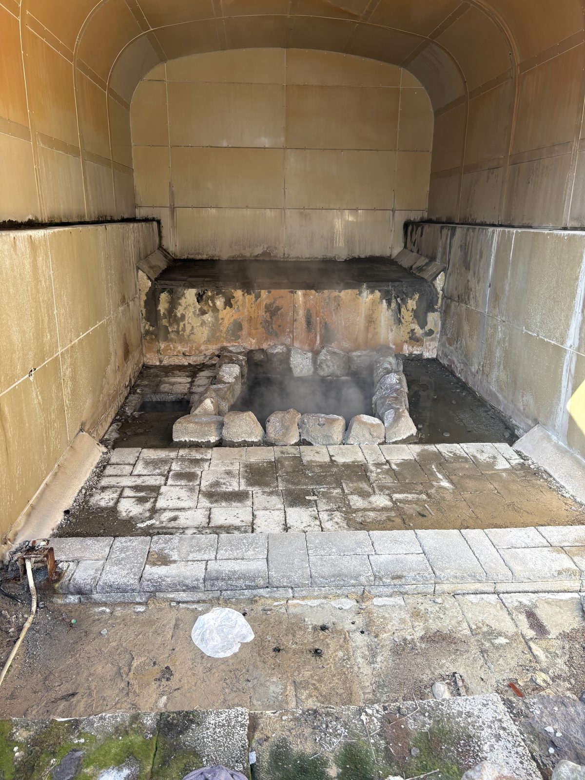 登別温泉街の湯かけ鬼蔵。石造りの中で湯けむりが立つ