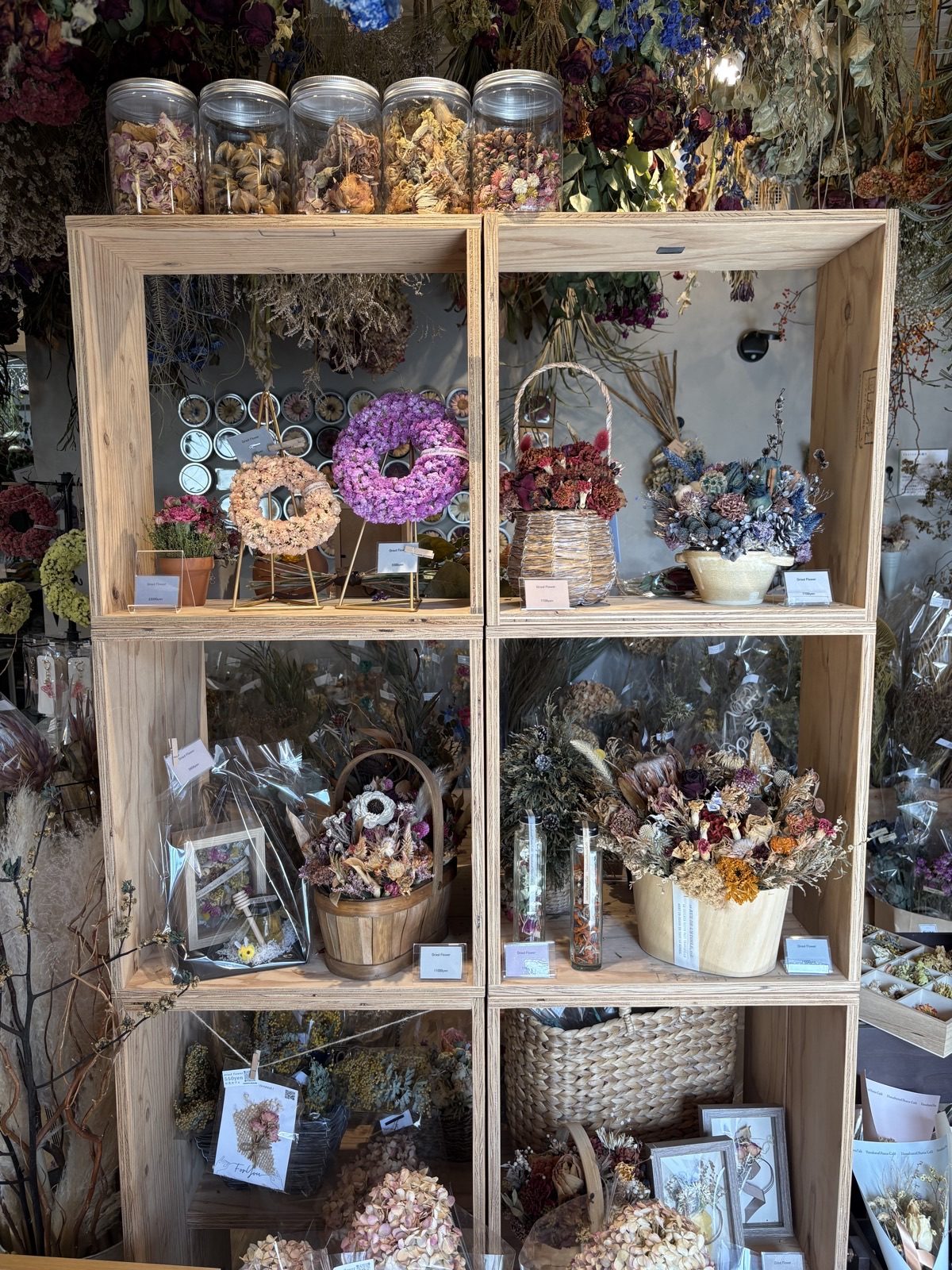 OHANA!店内のドライフラワーリース