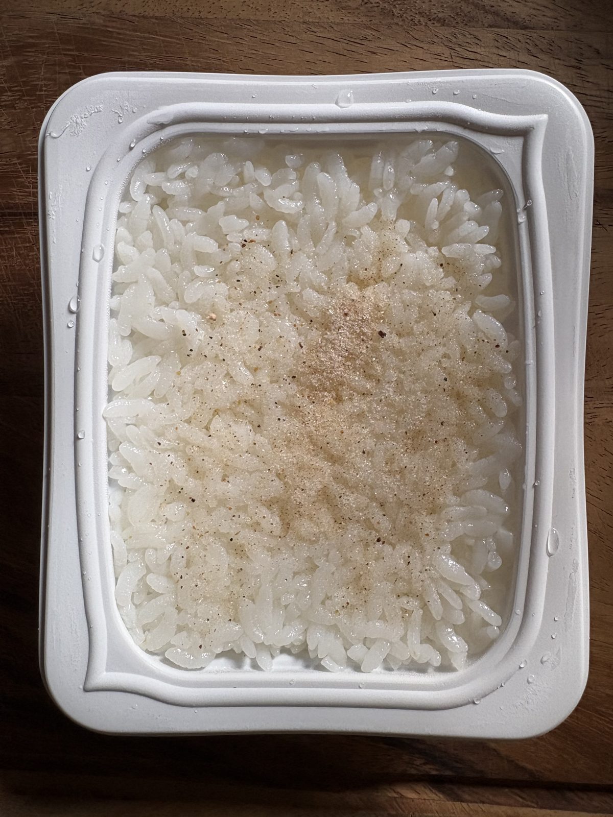 パックご飯にのどぐろだし塩をふりかけたところ