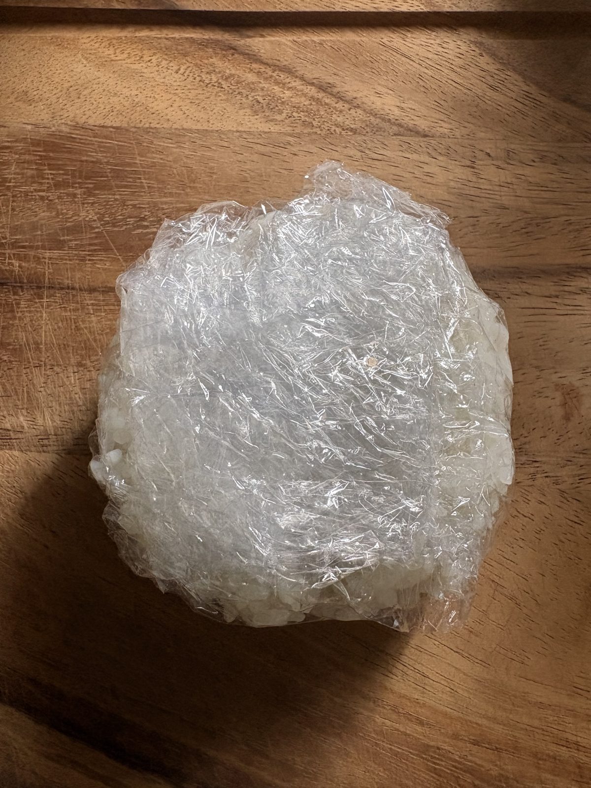 ラップで包んで丸く握り終えたおにぎり