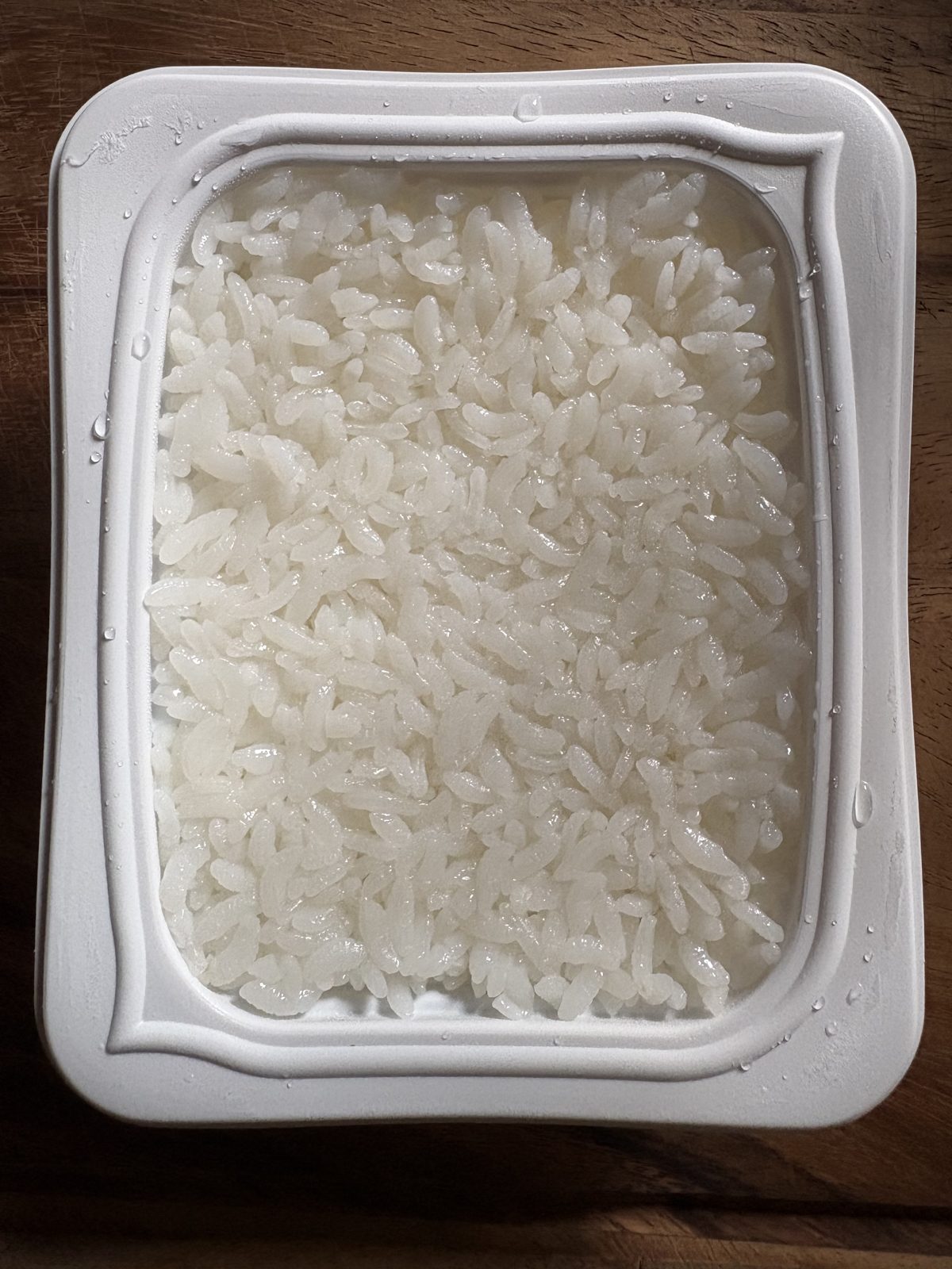容器に入ったあたためたパックご飯