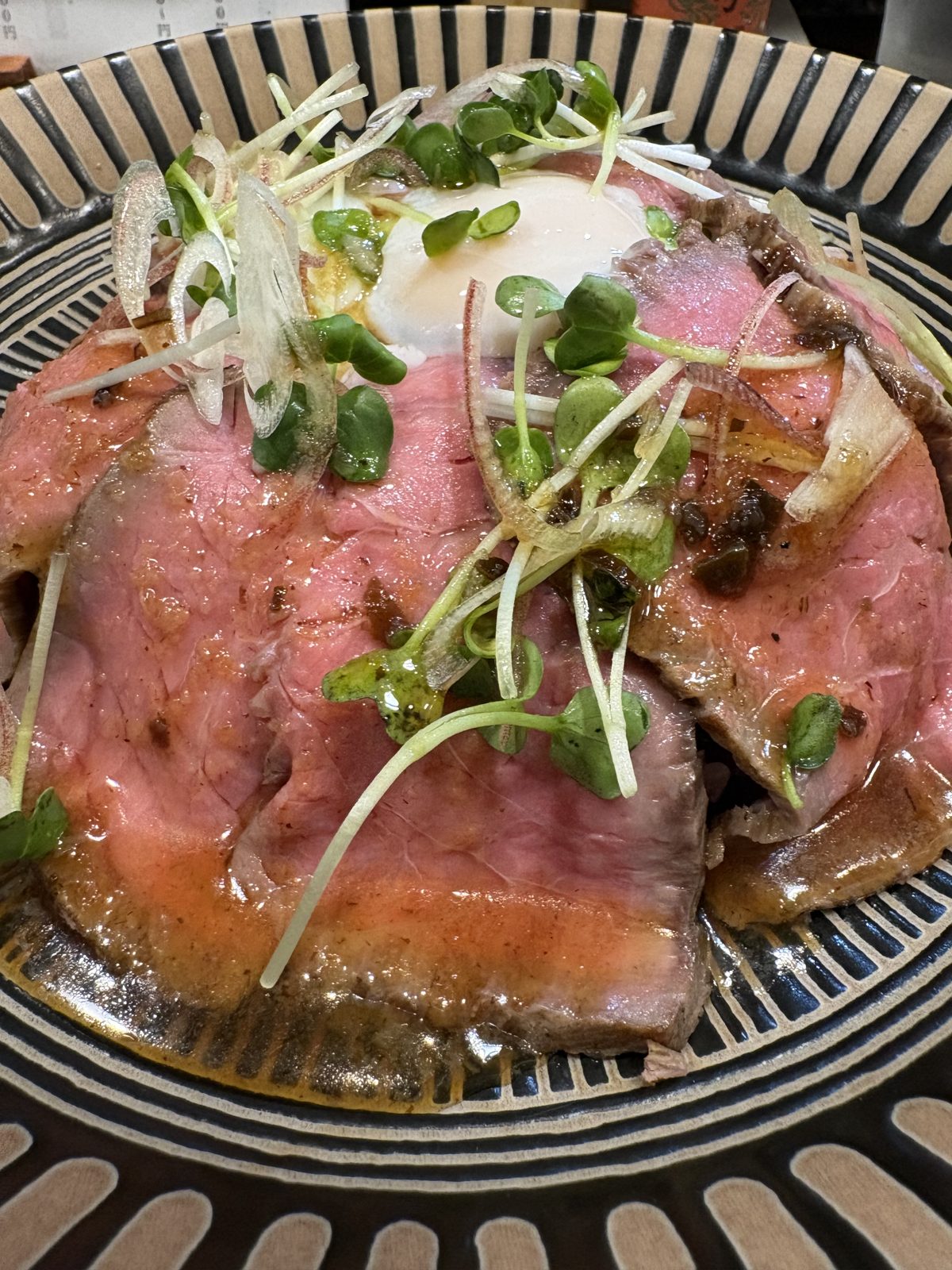 和創り里想瑠の北海道和牛炭火焼きローストビーフ丼。断面がピンク色でとろけそうな見た目