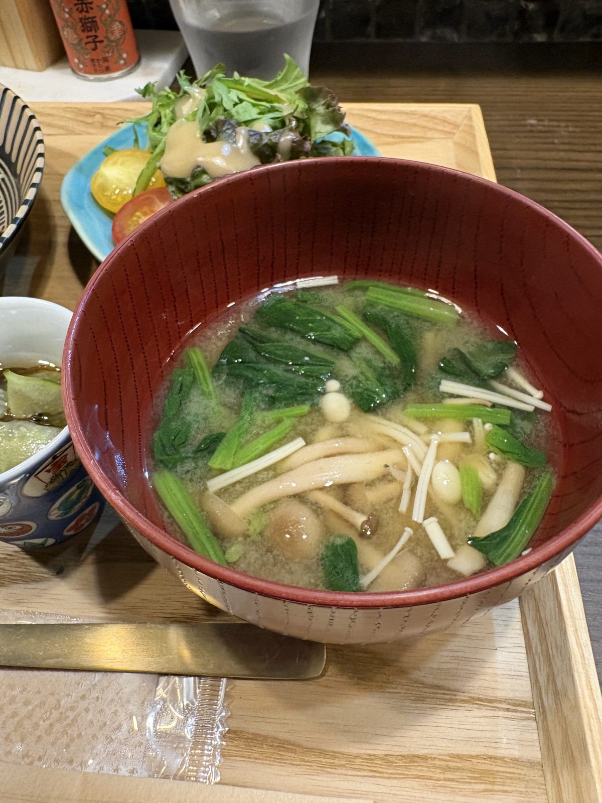 エノキ・しめじ・ほうれん草の入った味噌汁