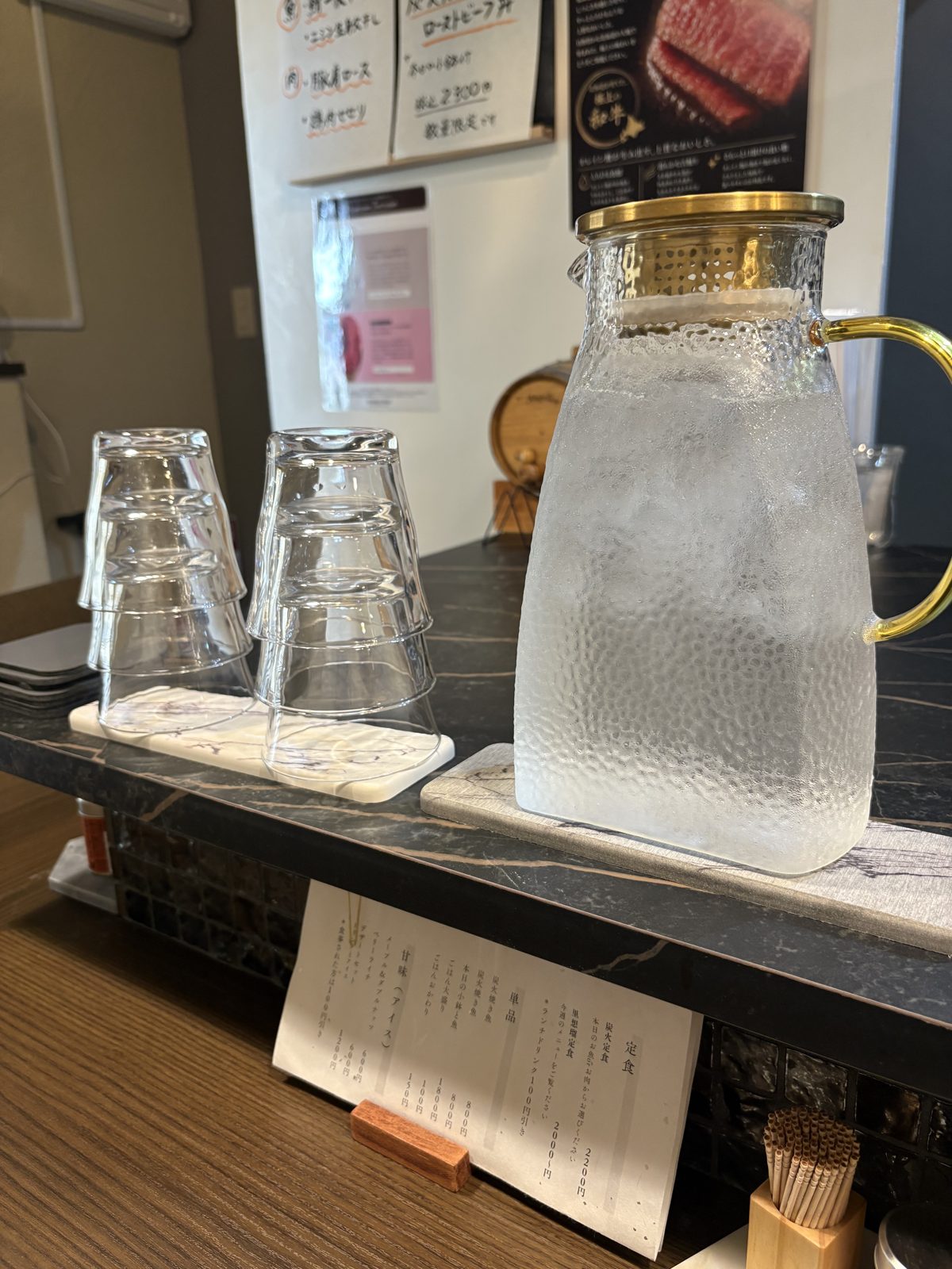 カウンターに置かれた水差しとグラス