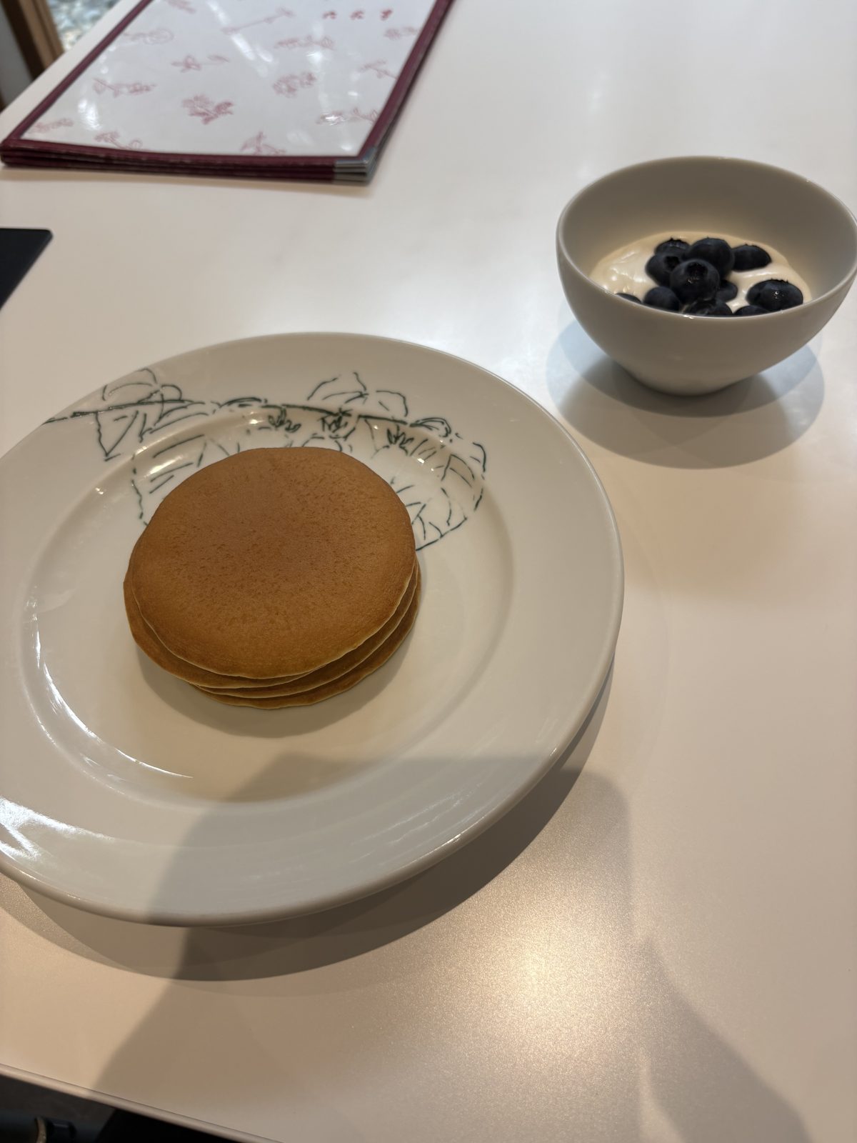 運ばれてきたパンケーキ原点。プレーンなパンケーキのお皿と、ブルーベリー入りヨーグルトクリームの小鉢が別々に提供される