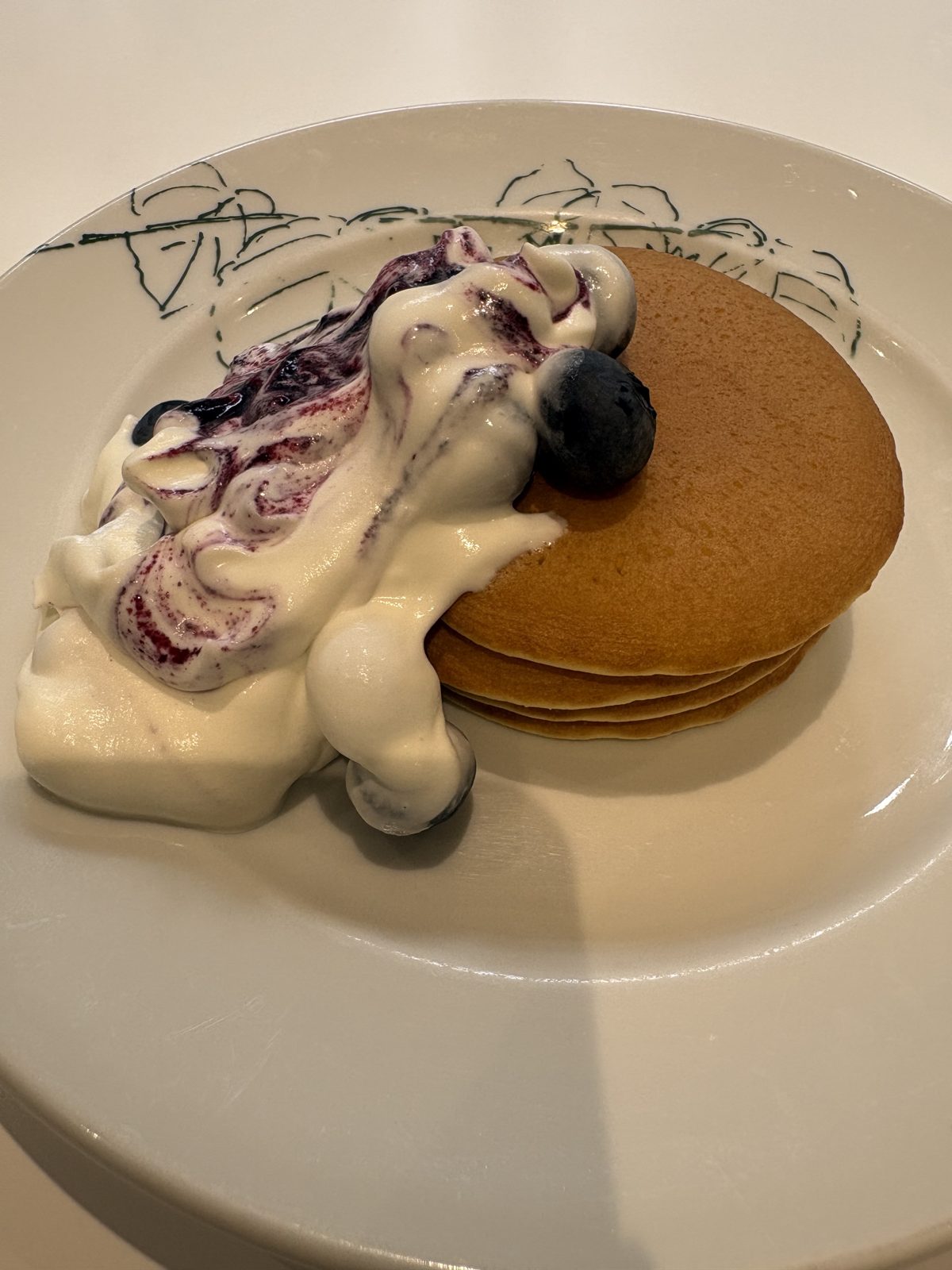六花亭のパンケーキ原点ブルーベリー。ふわふわのパンケーキにブルーベリーとヨーグルトクリームをかけたところ