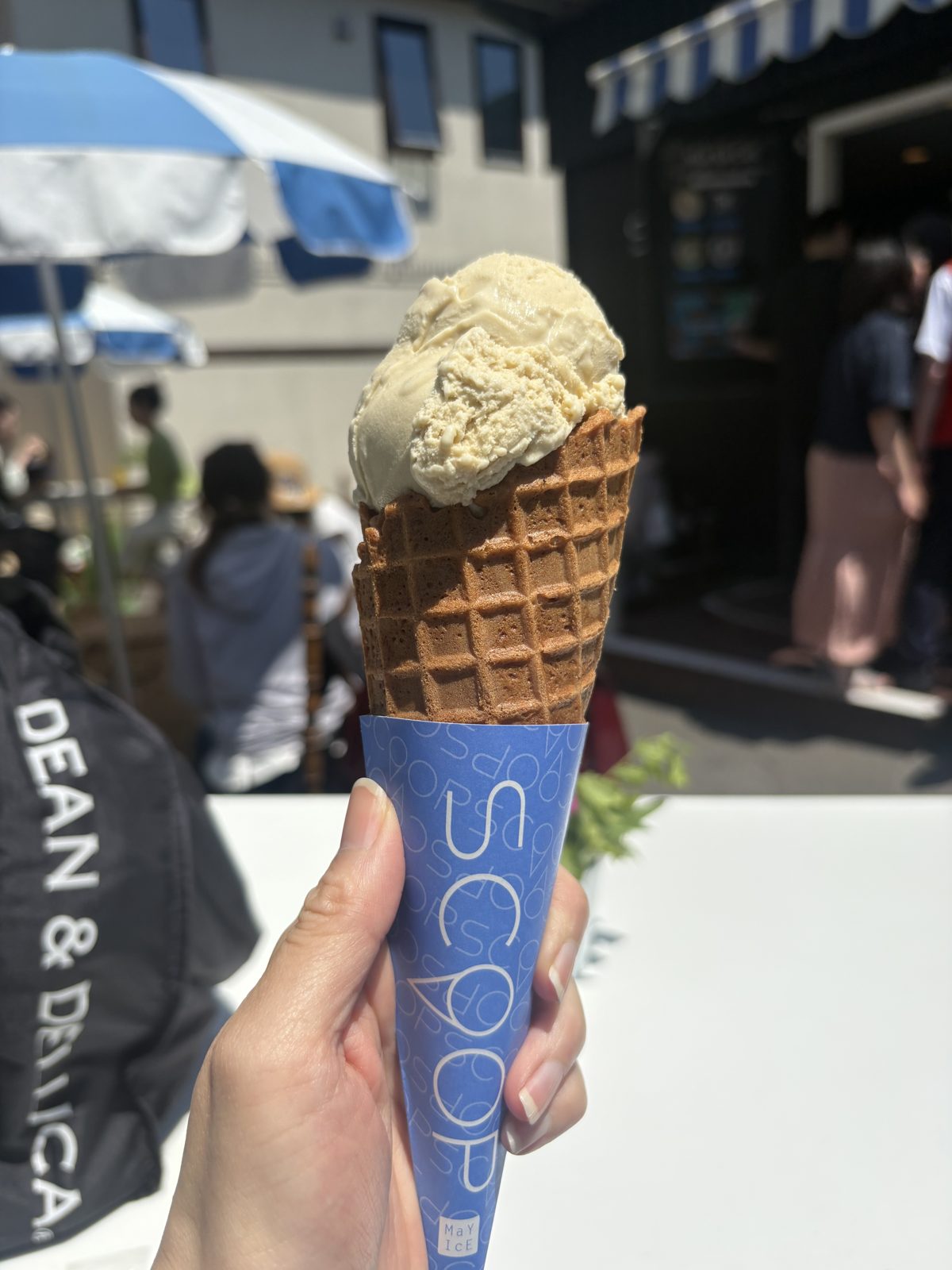 SCOOPのソルティシチリアピスタチオのアイス。手作りワッフルコーンにのせて。奥にDEAN&DELUCAの黒いバッグ