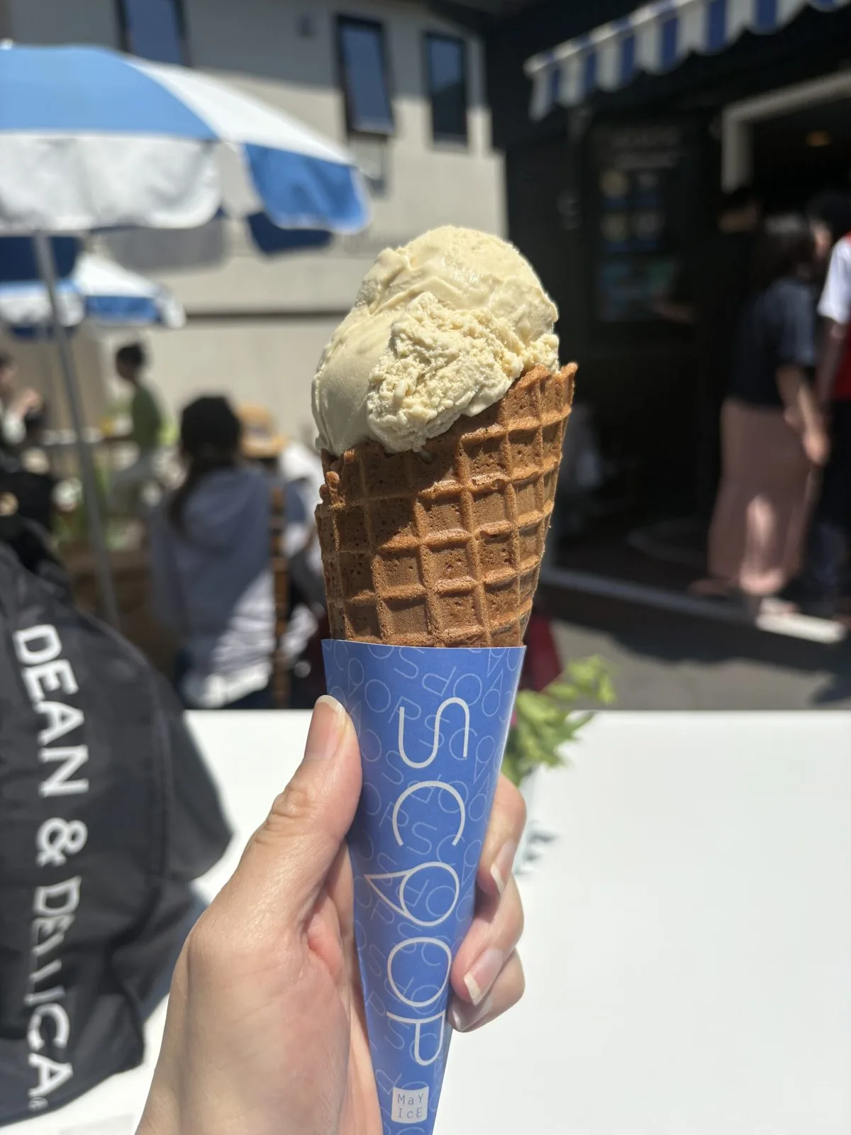 SCOOPのソルティシチリアピスタチオのアイス。手作りワッフルコーンにのせて。奥にDEAN&DELUCAの黒いバッグ