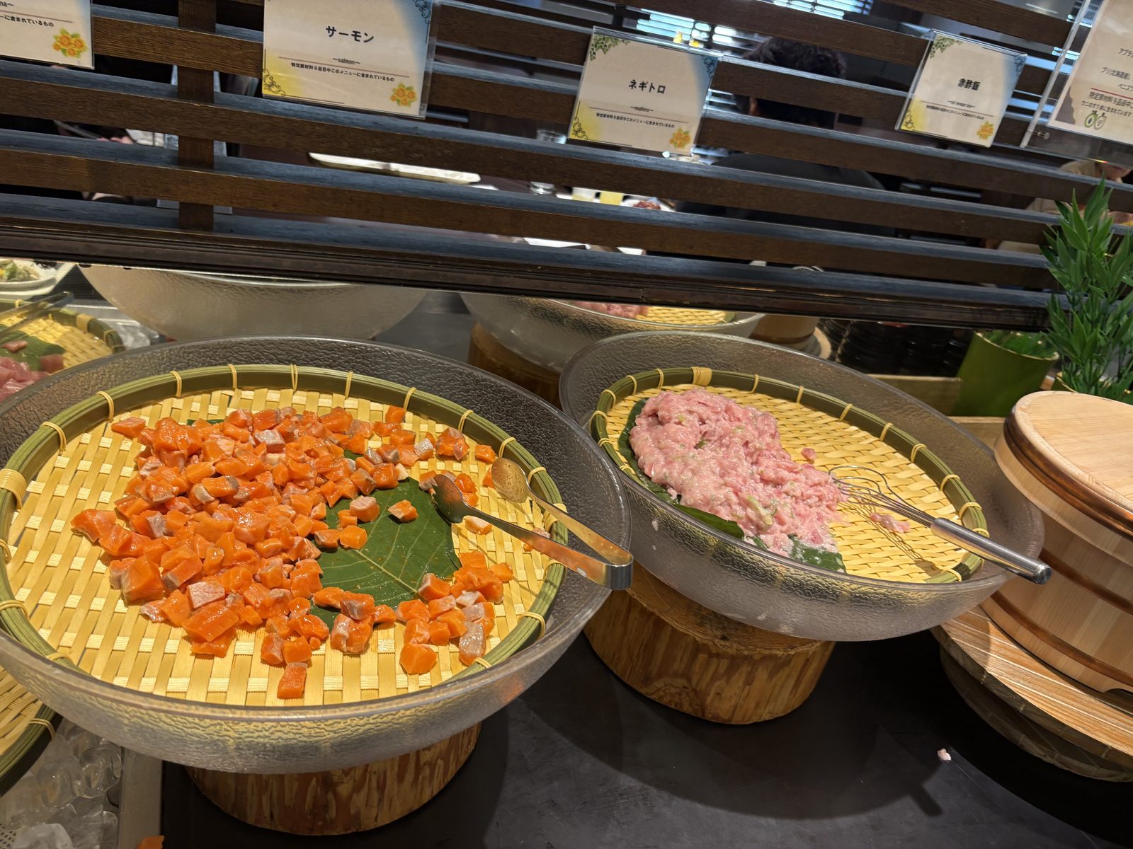 石水亭のバイキングの海鮮丼コーナー。いくらやサーモンなど好きな具を選んでのせられる