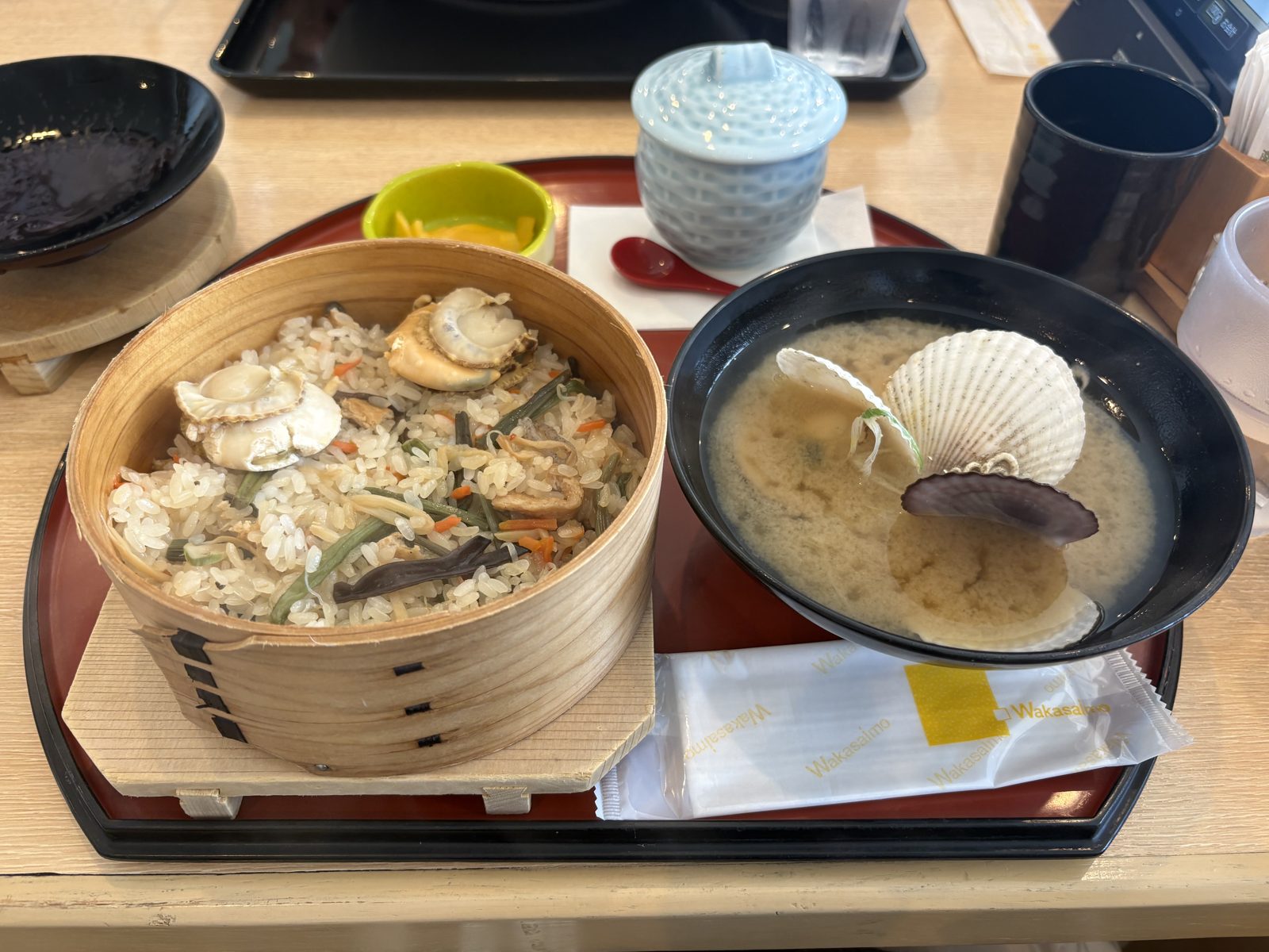 仙堂庵の噴火湾ほたて御膳。帆立の釜飯と帆立の貝殻がのった味噌汁、小鉢つき