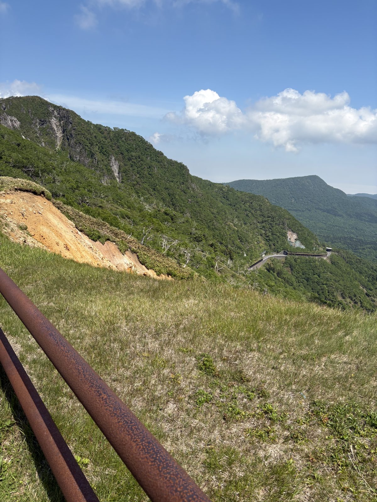 オロフレ峠から見渡す山々の絶景。海抜930mの峠道