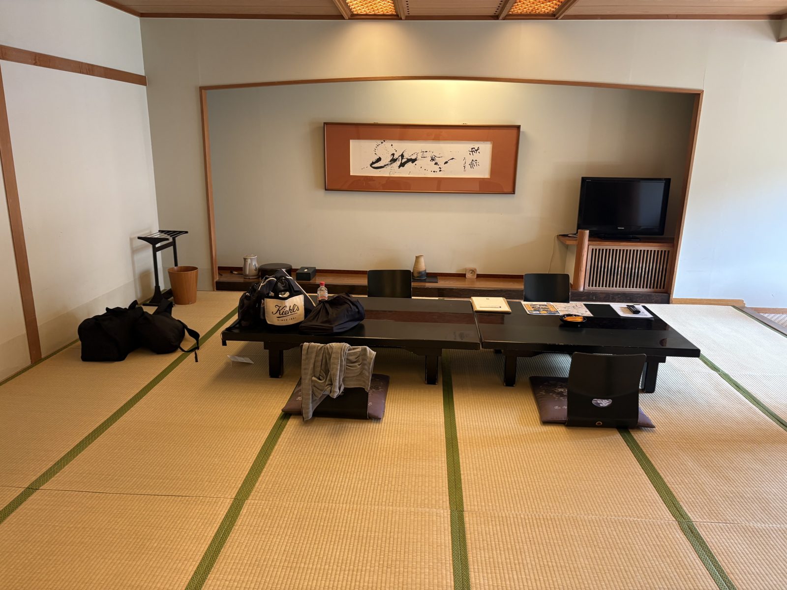 石水亭の和室。床の間に掛け軸、畳敷きの落ち着いたお部屋