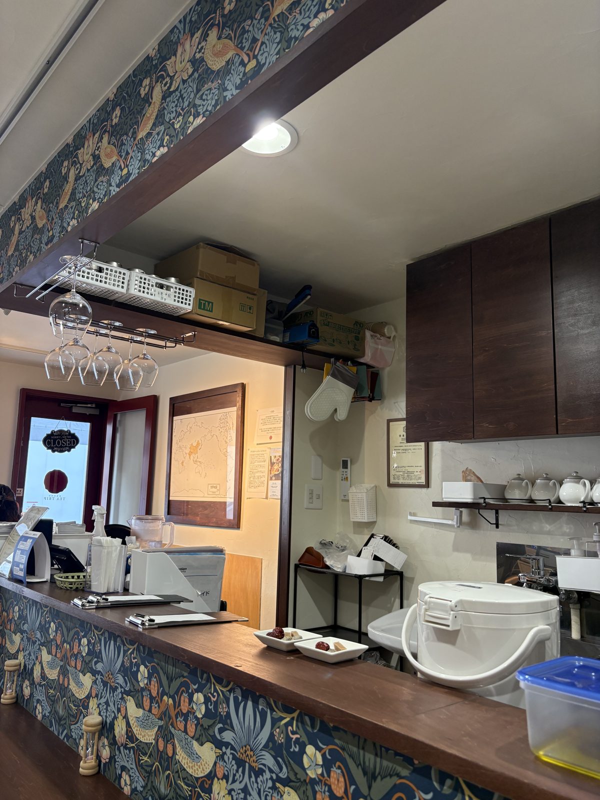 TEA TRIPの店内カウンター。紅茶を淹れる道具が並ぶ