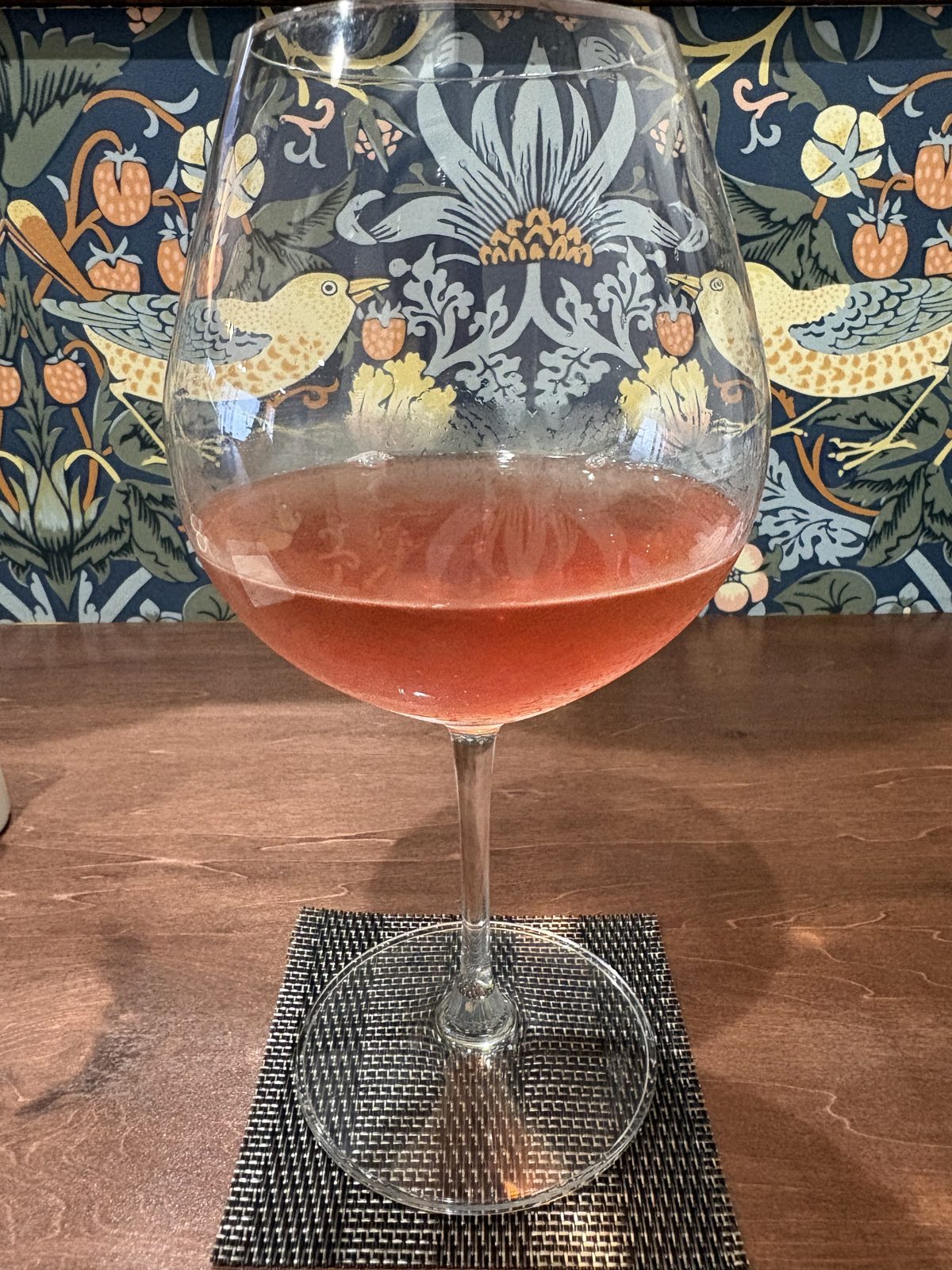 レモンを加えて色が明るく変化したPurple Tea