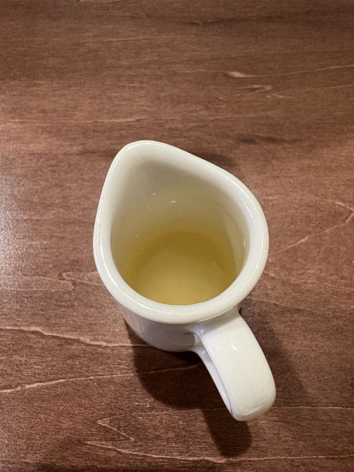 Purple Teaに添えられたレモン果汁のピッチャー