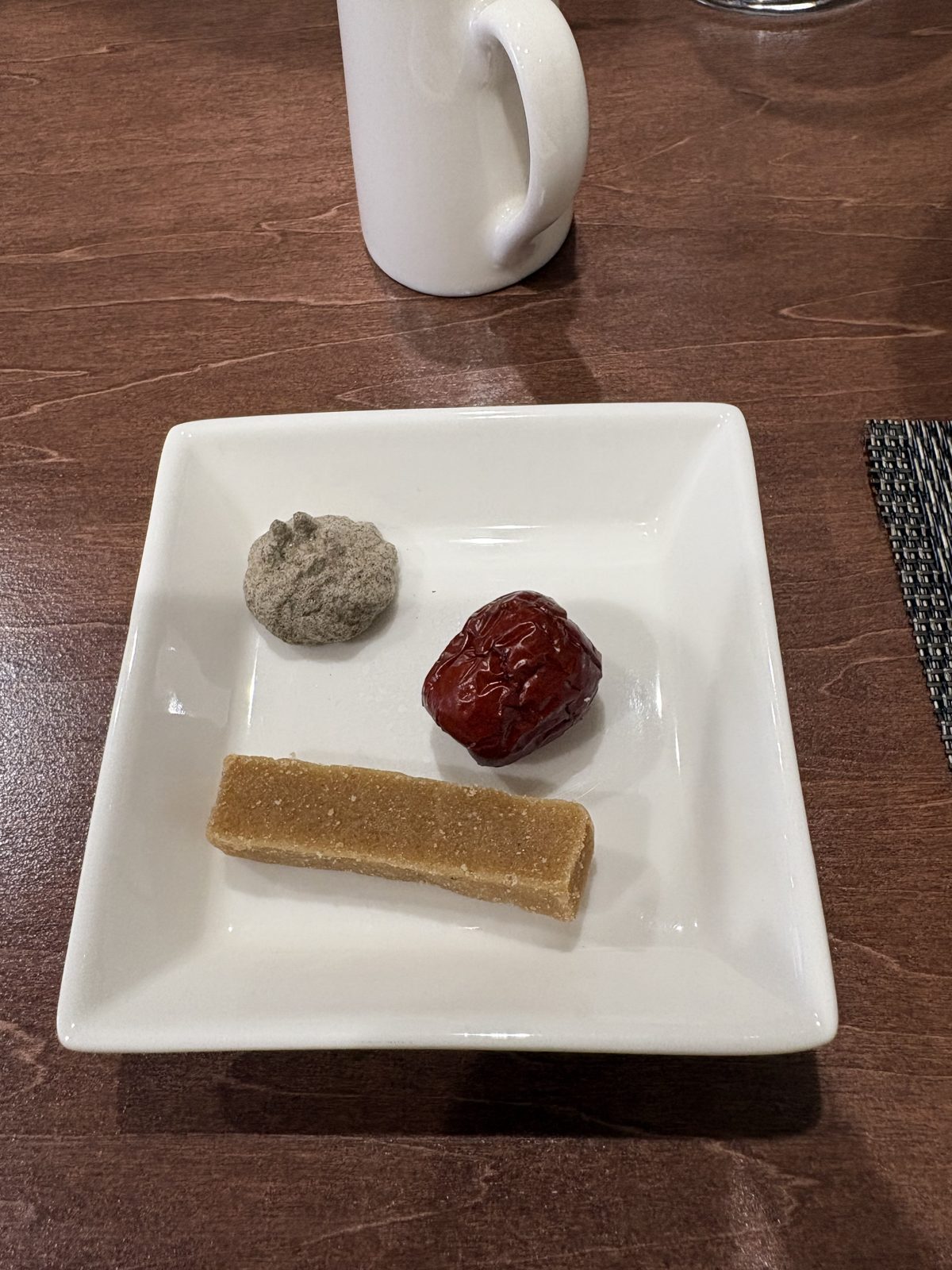 TEA TRIPのお茶請け。ほうじ茶メレンゲ、なつめのドライフルーツ、さんざし