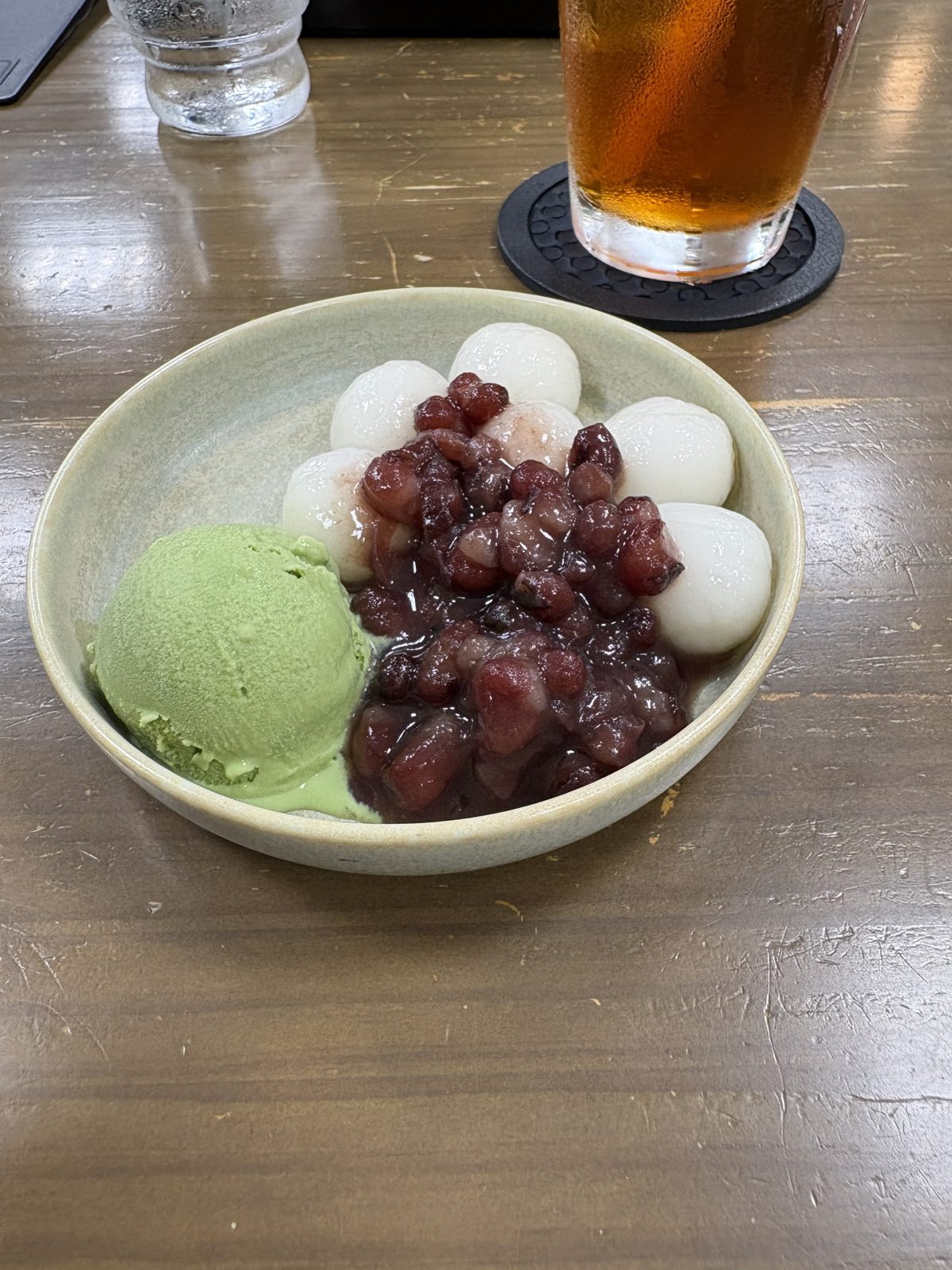 セットのデザート。抹茶アイスとあずき、白玉