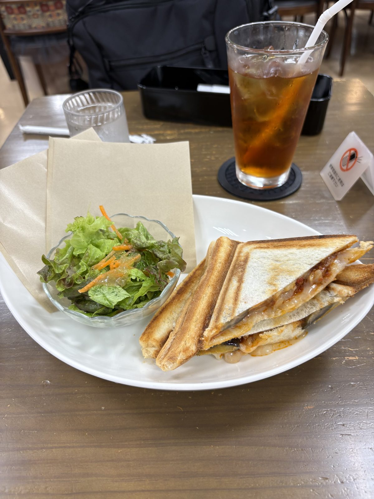 BOOKS&CAFE UCCのランチセット。茄子とチーズのボロネーゼホットサンド、サラダ、アイスティー