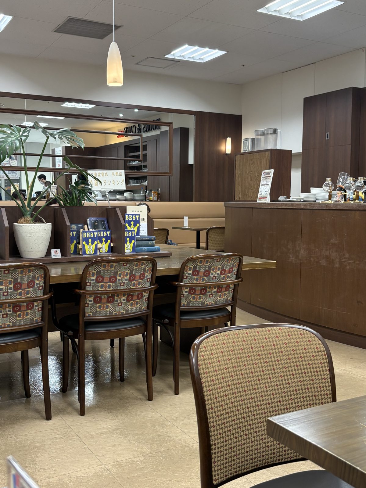 BOOKS&CAFE UCCの店内。木の椅子とテーブルが並ぶ落ち着いた空間