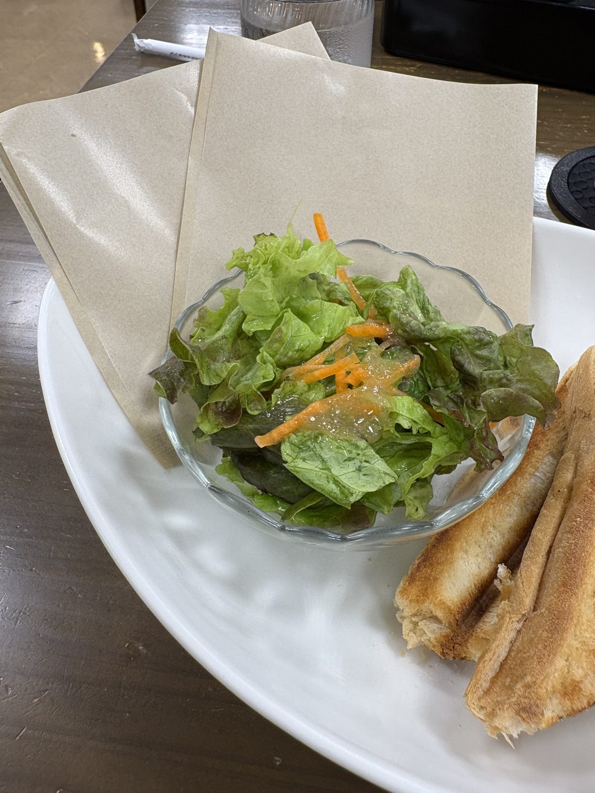 ホットサンドに添えられたサラダとスティックパン