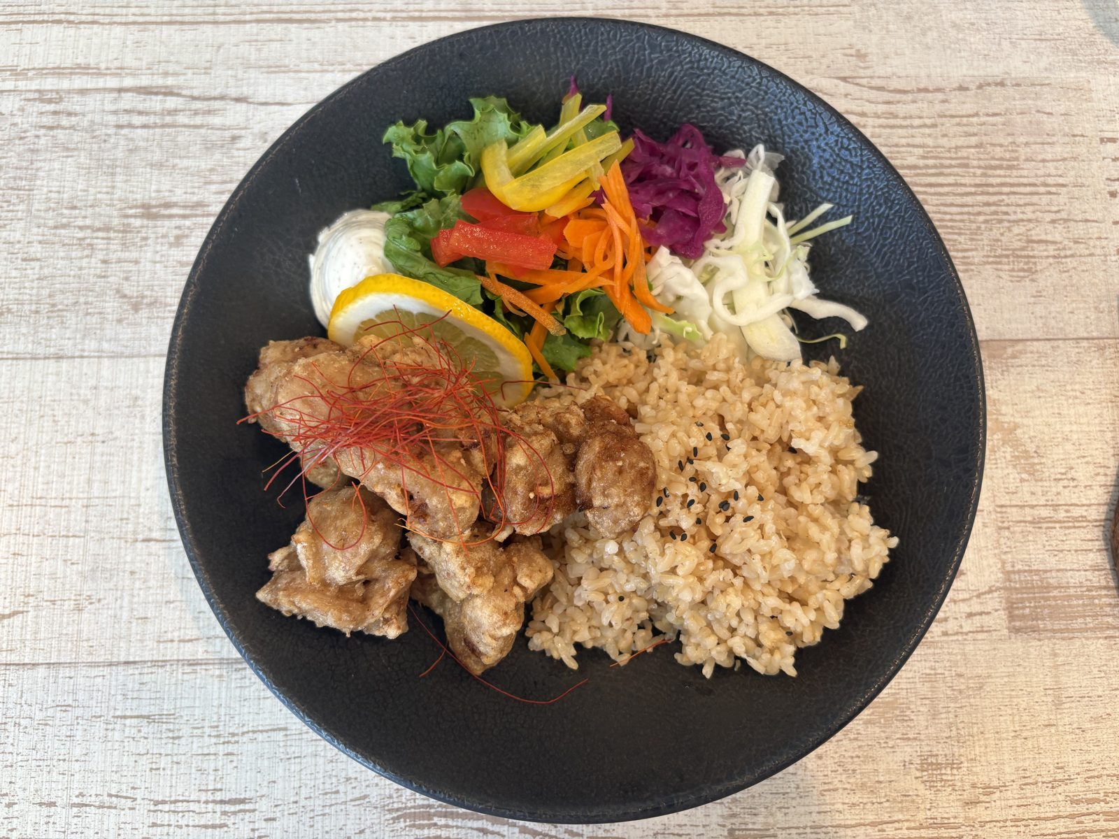 Veggy WayのザンタレBOWL。ヴィーガンのザンギと玄米ごはん、彩り野菜