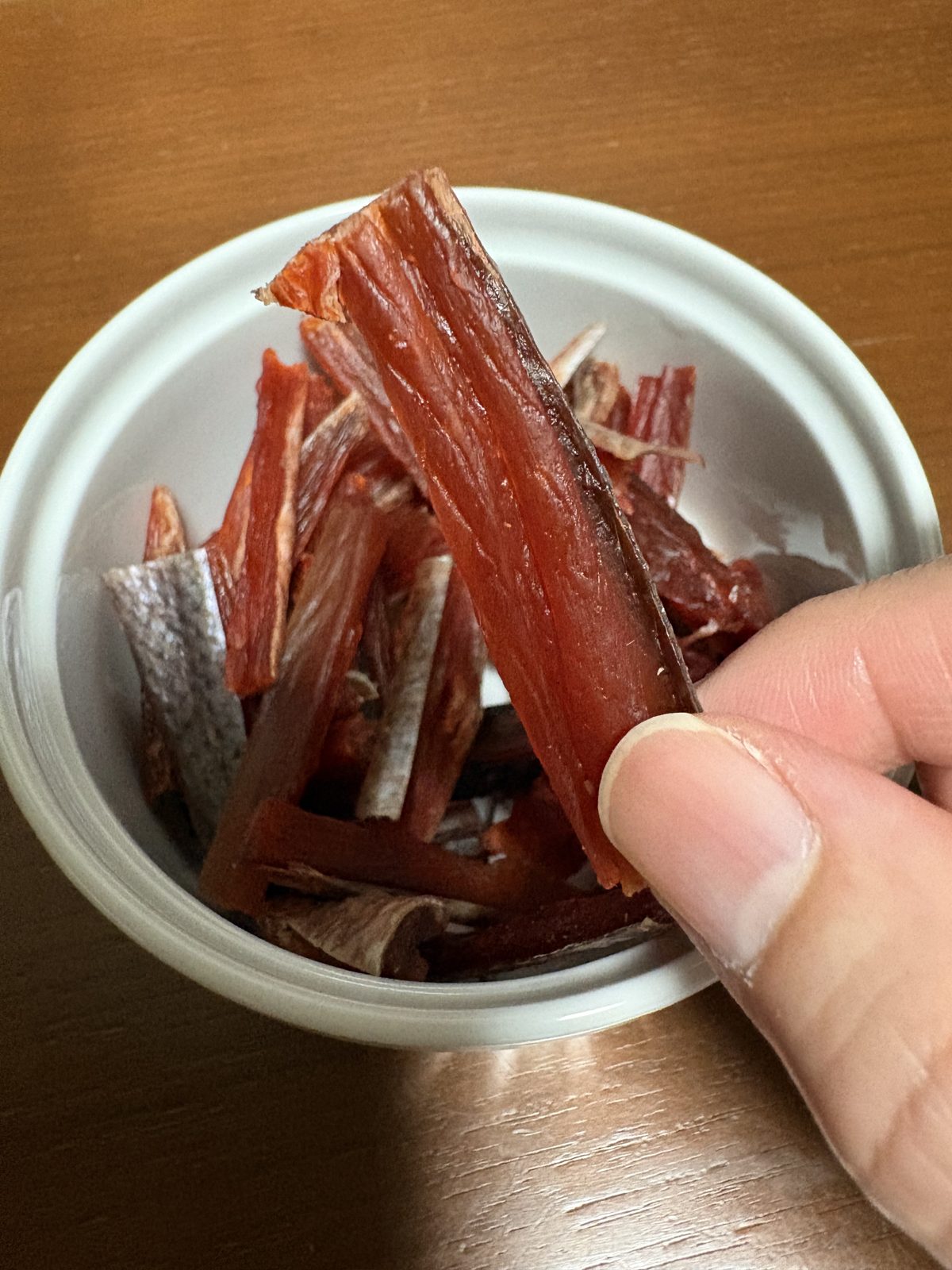 渡辺商店の鮭とばを手に持ったところ